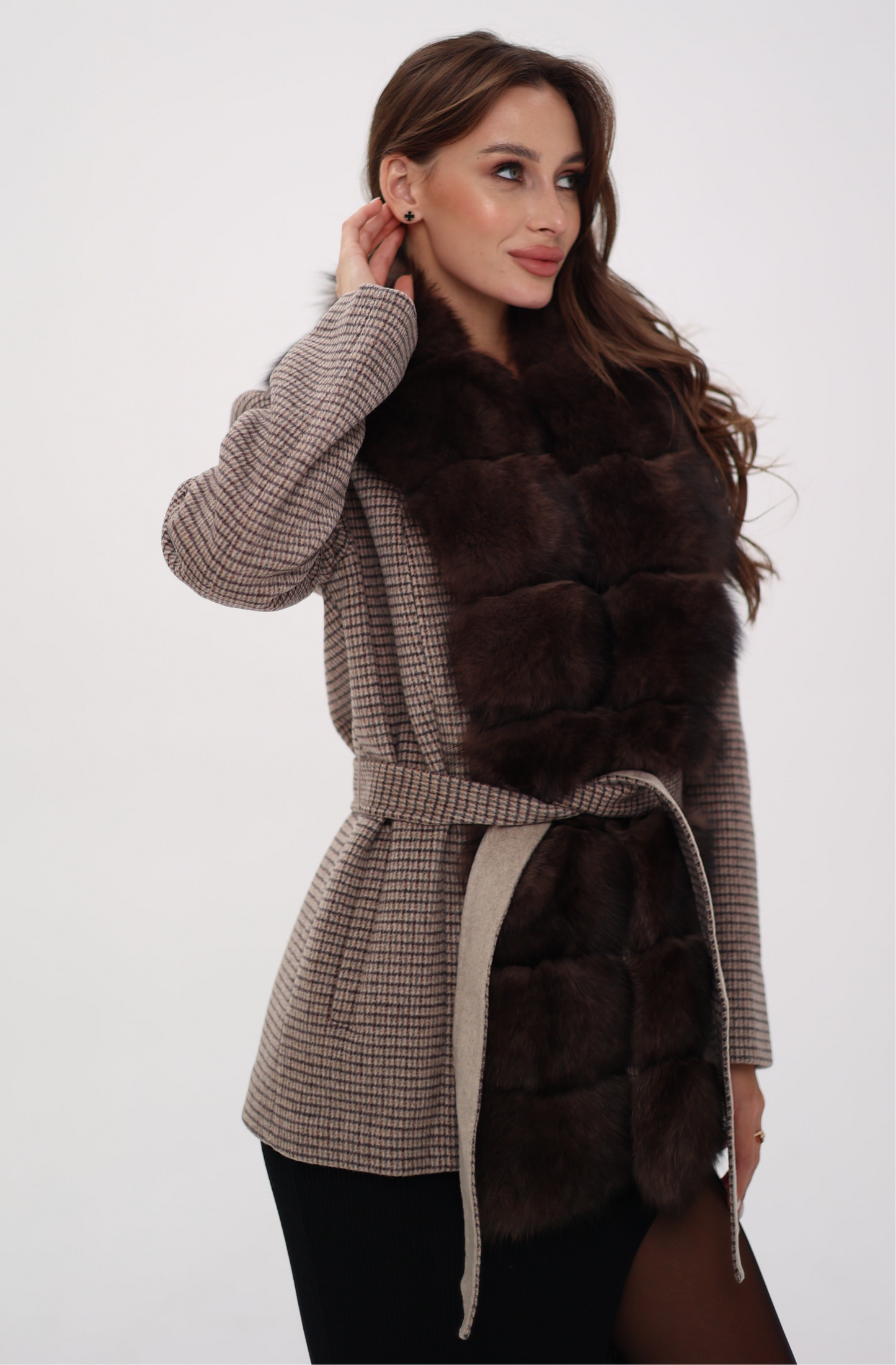 Manteau en véritable fourrure de renard polaire et laine vierge beige foncé