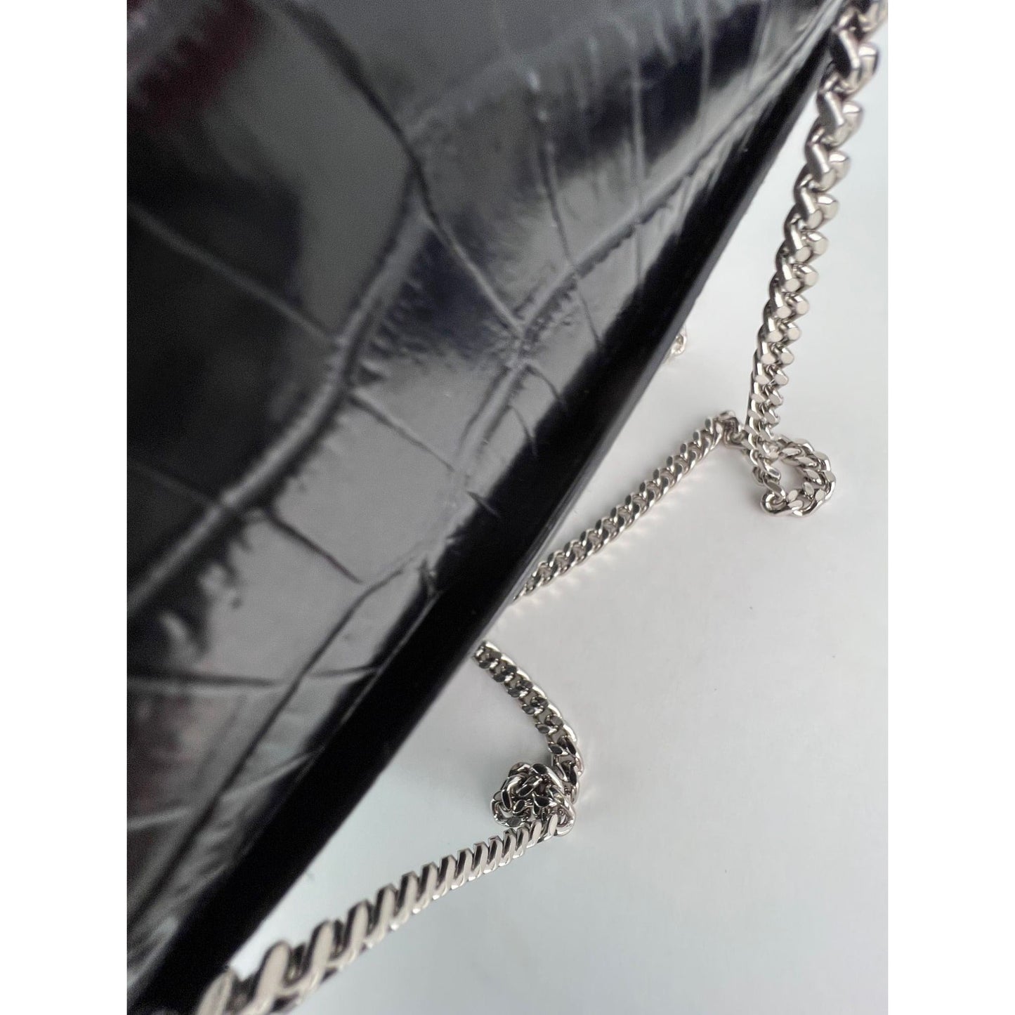 Portefeuille Sunset en cuir noir Saint Laurent sur une chaîne, sac en relief crocodile