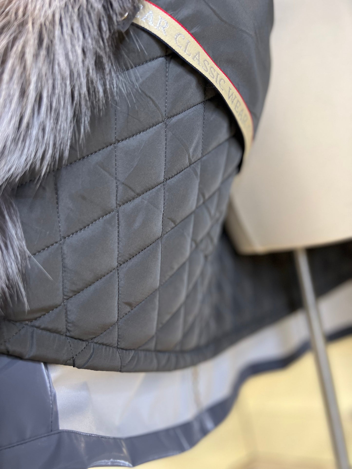 Parka isolée en véritable renard argenté avec capuche entièrement doublée et lapin