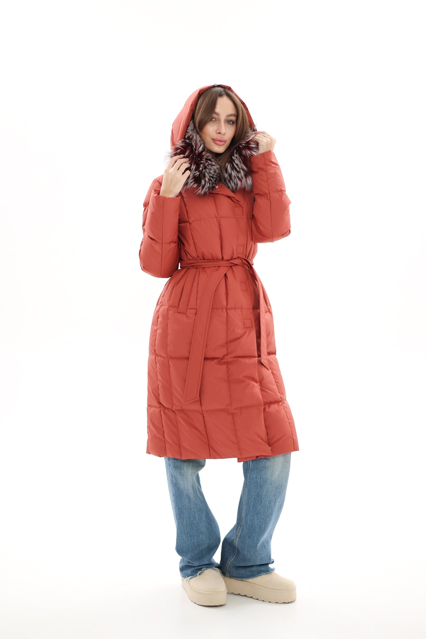 Manteau en duvet avec bordure en fourrure de renard argenté véritable