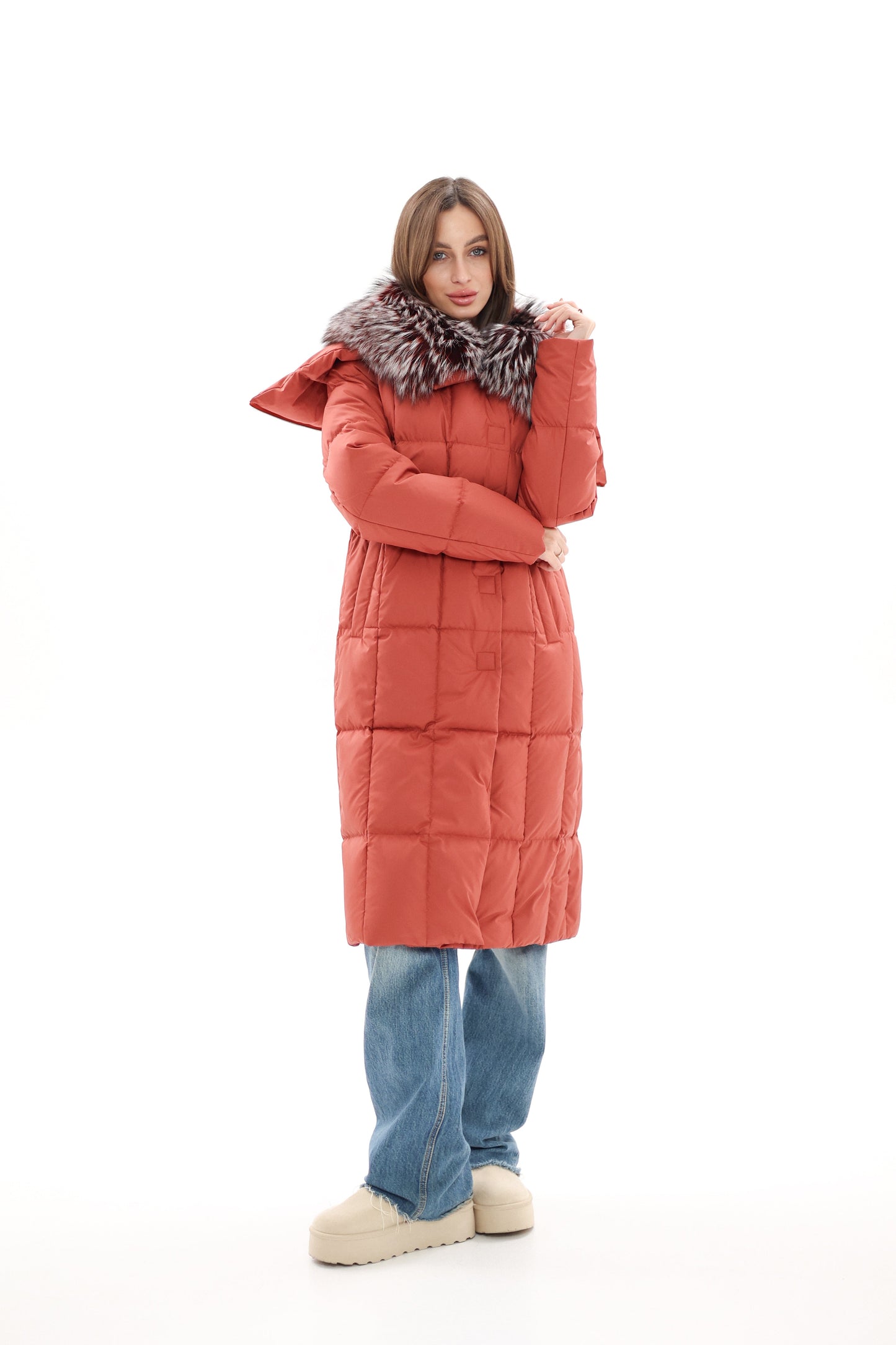 Manteau en duvet avec bordure en fourrure de renard argenté véritable