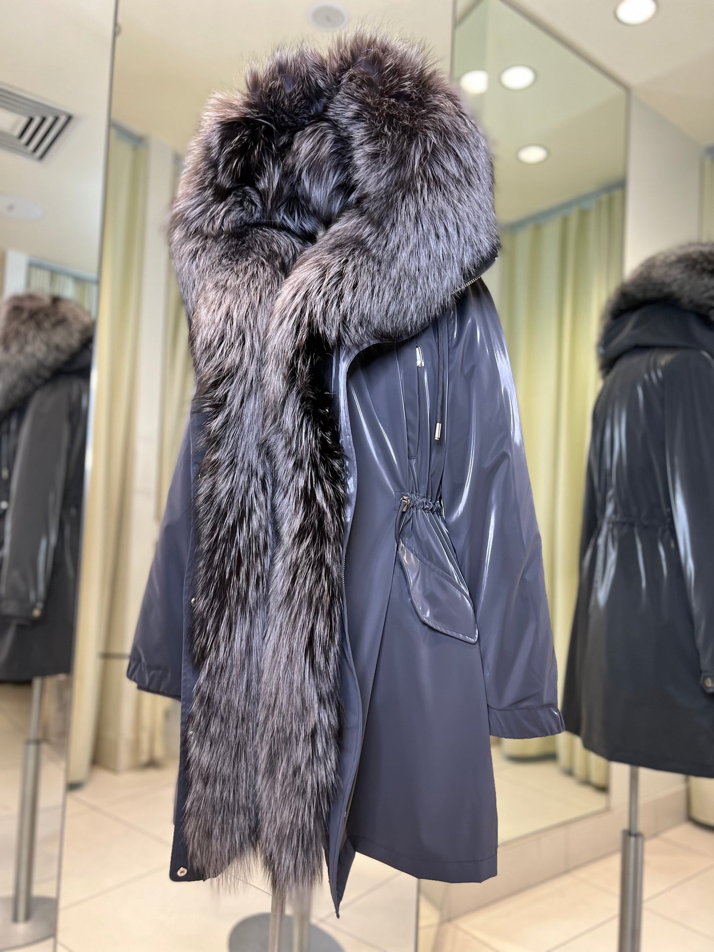 Parka isolée en véritable renard argenté avec capuche entièrement doublée et lapin