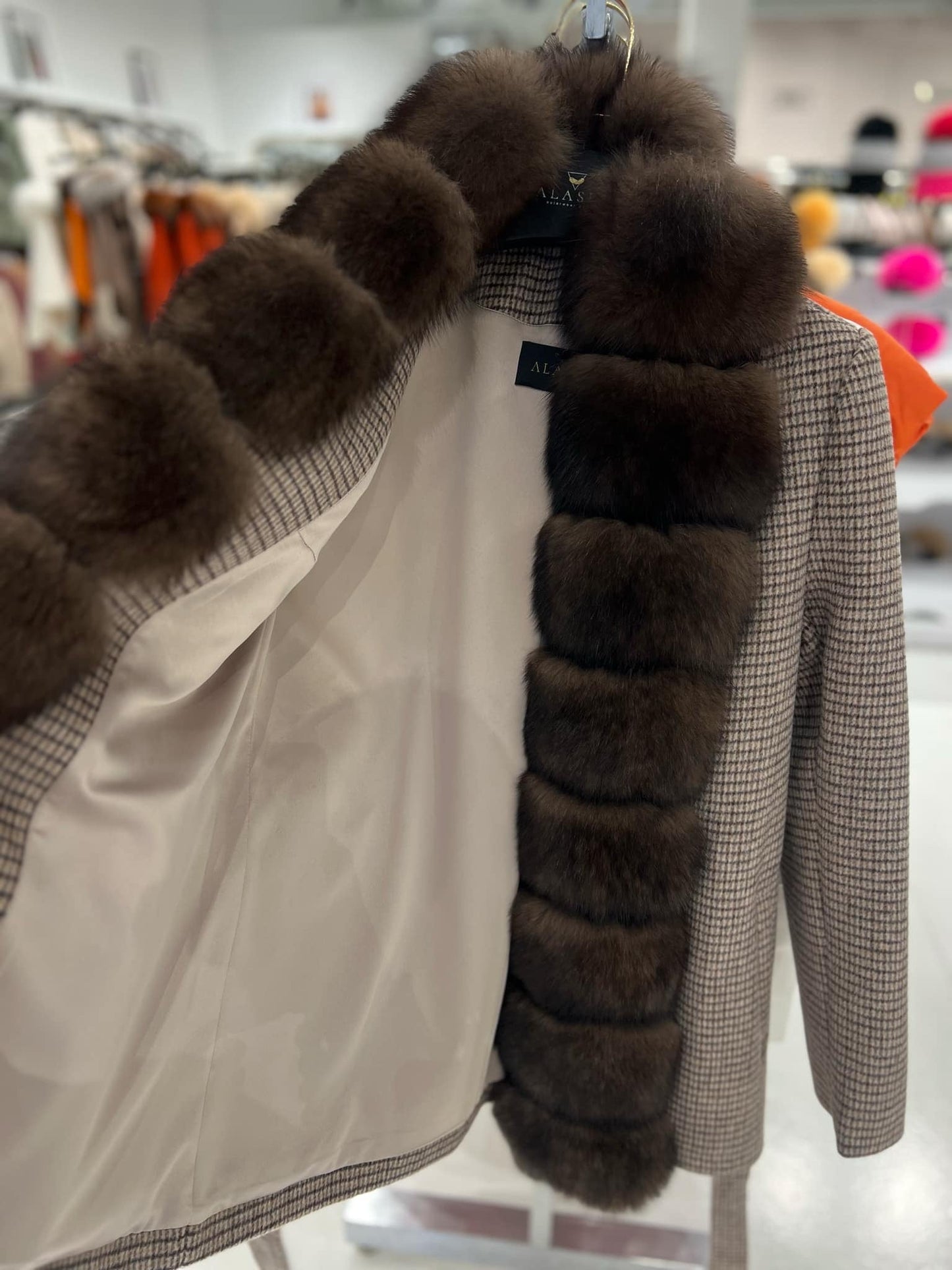 Manteau en véritable fourrure de renard polaire et laine vierge beige foncé