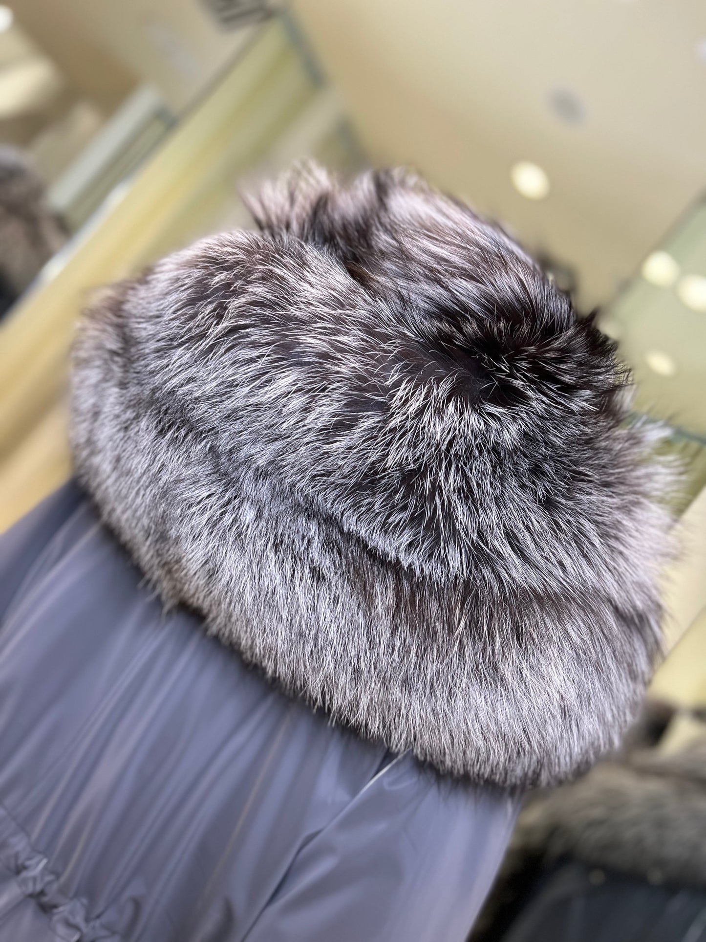 Parka isolée en véritable renard argenté avec capuche entièrement doublée et lapin