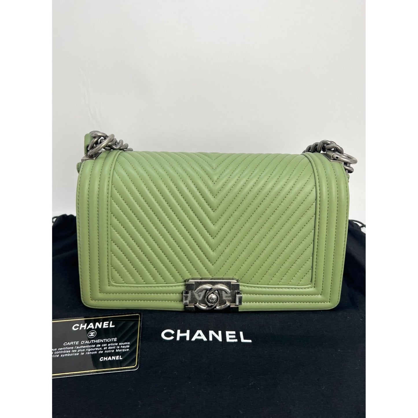 Sac Chanel Boy Flap moyen matelassé en cuir de veau à chevrons vert clair