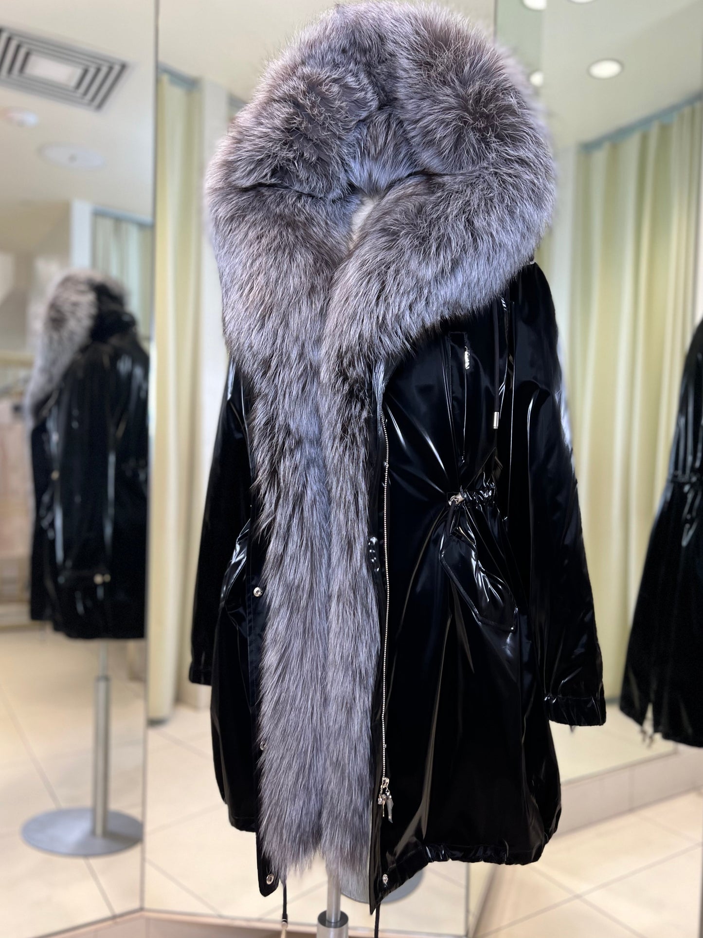 Parka isolée en véritable renard argenté avec capuche entièrement doublée et lapin