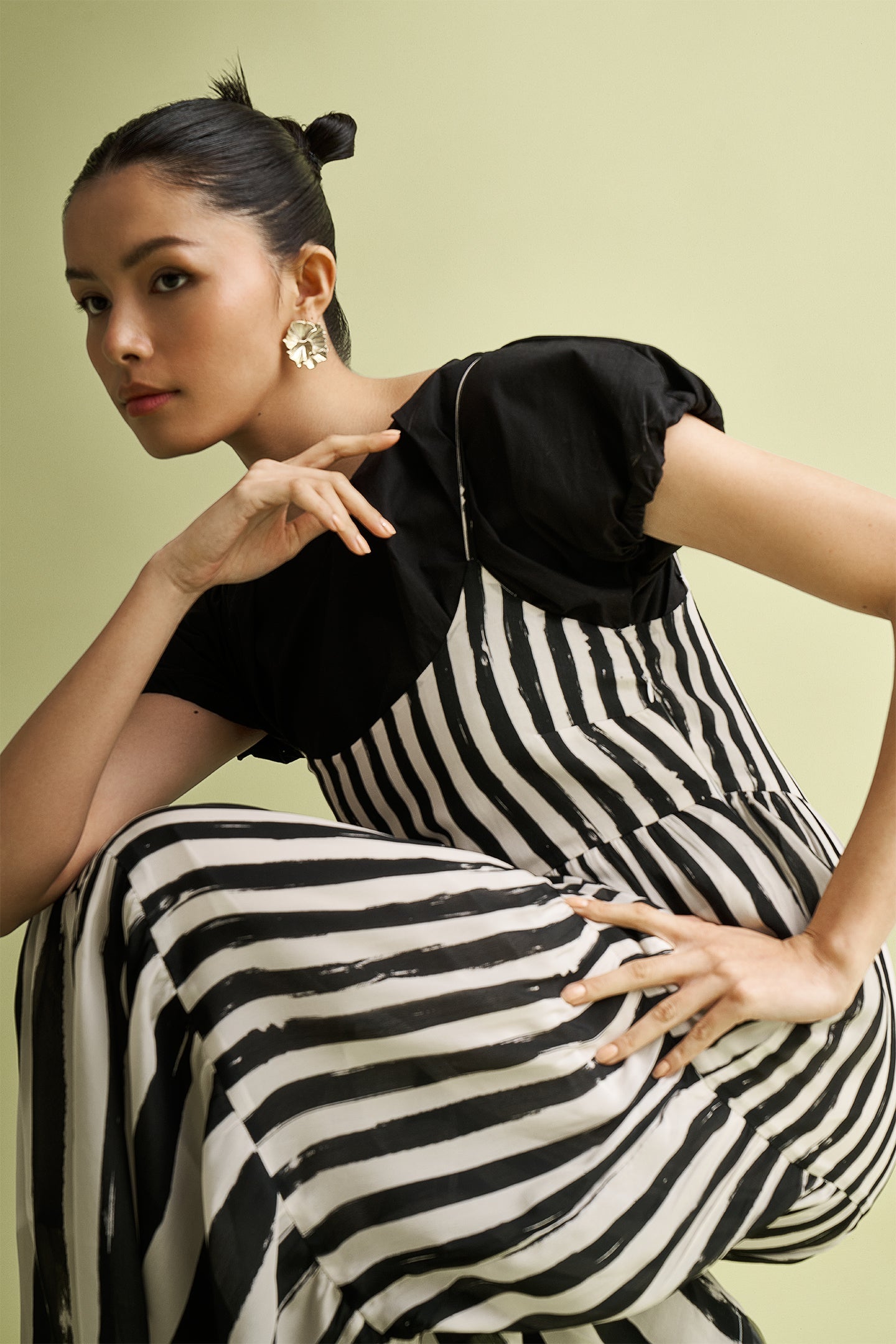 Robe longue à bretelles et volants à rayures noires