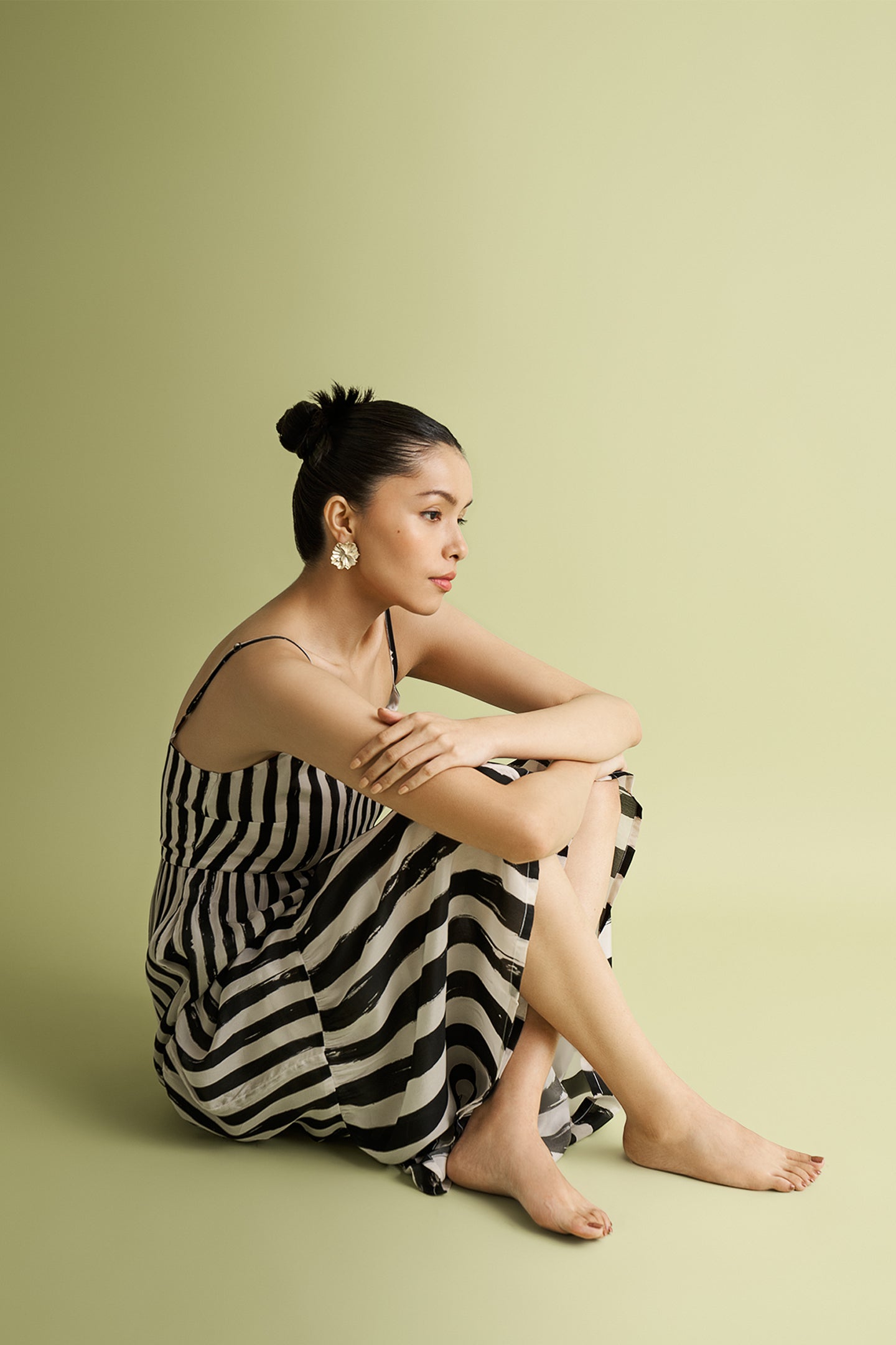 Robe longue à bretelles et volants à rayures noires