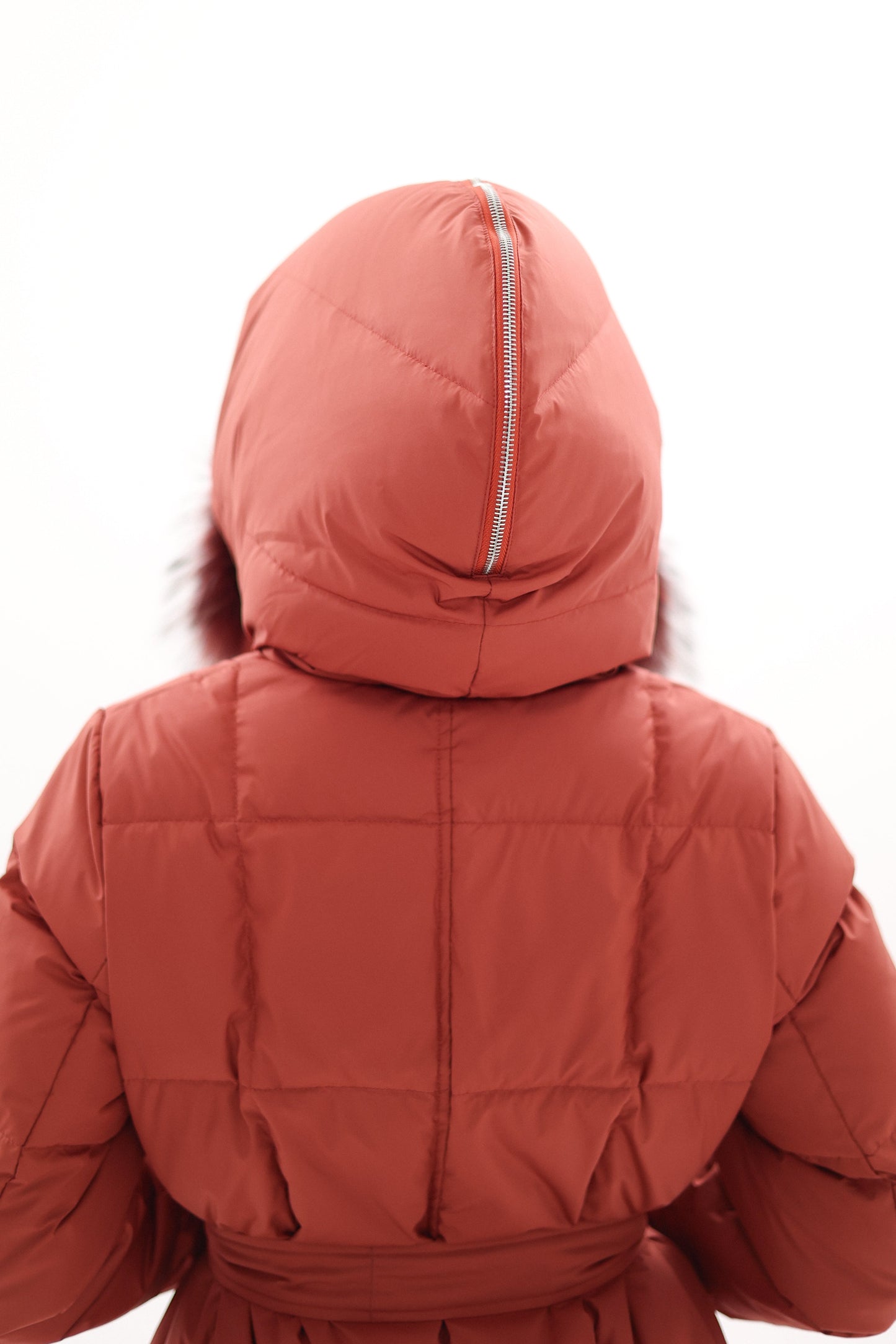 Manteau en duvet avec bordure en fourrure de renard argenté véritable