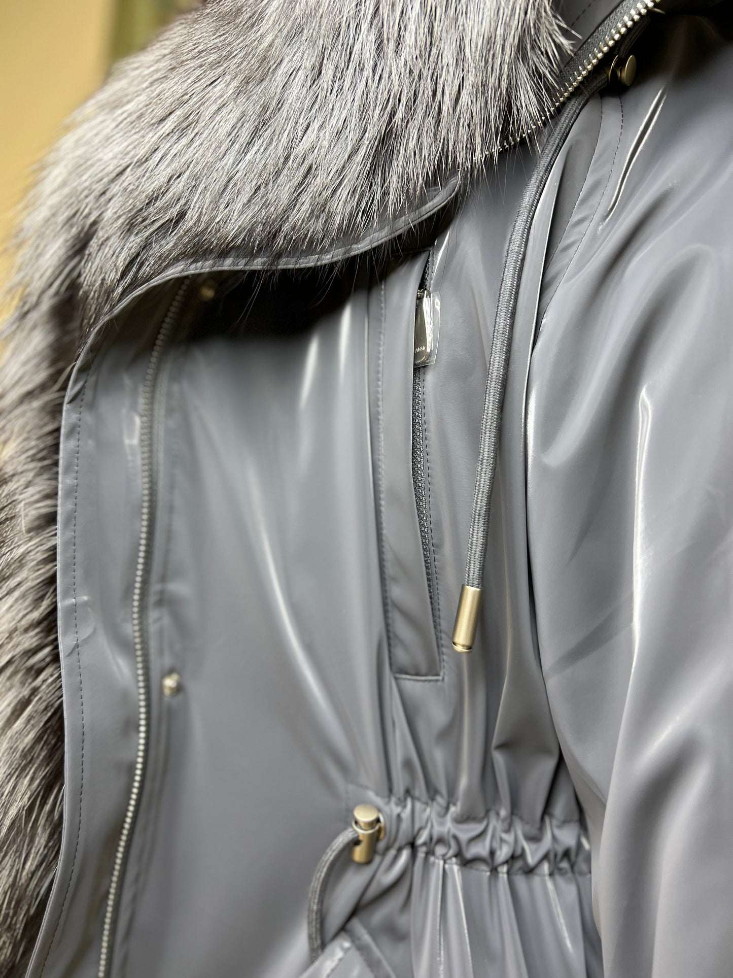 Parka isolée en véritable renard argenté avec capuche entièrement doublée et lapin