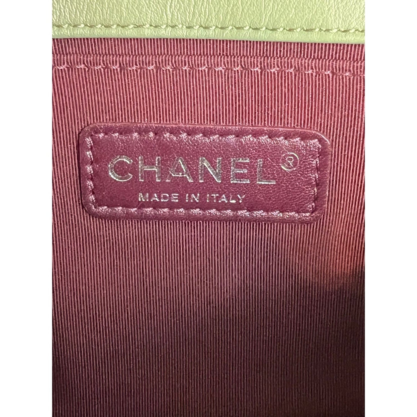 Sac Chanel Boy Flap moyen matelassé en cuir de veau à chevrons vert clair