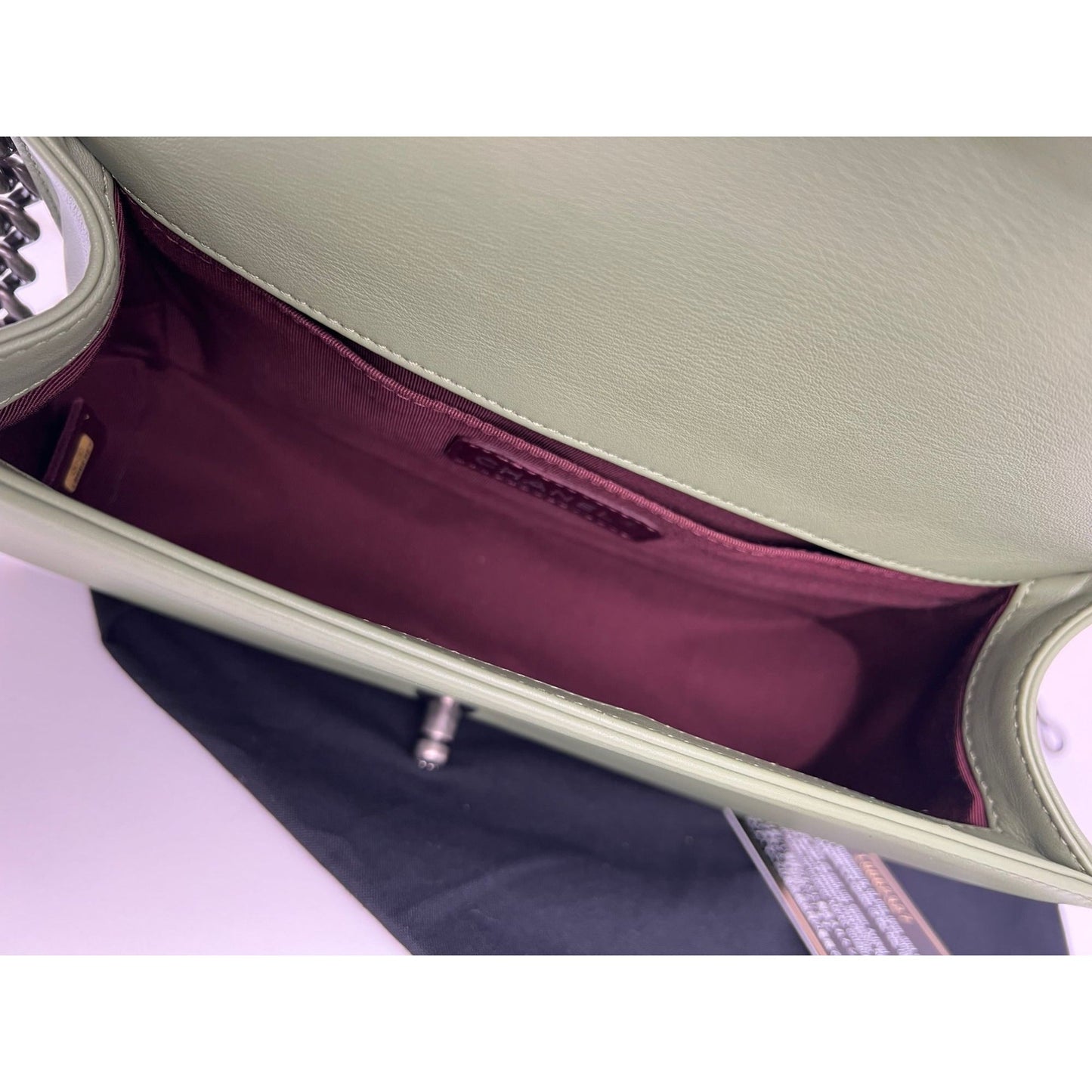 Sac Chanel Boy Flap moyen matelassé en cuir de veau à chevrons vert clair