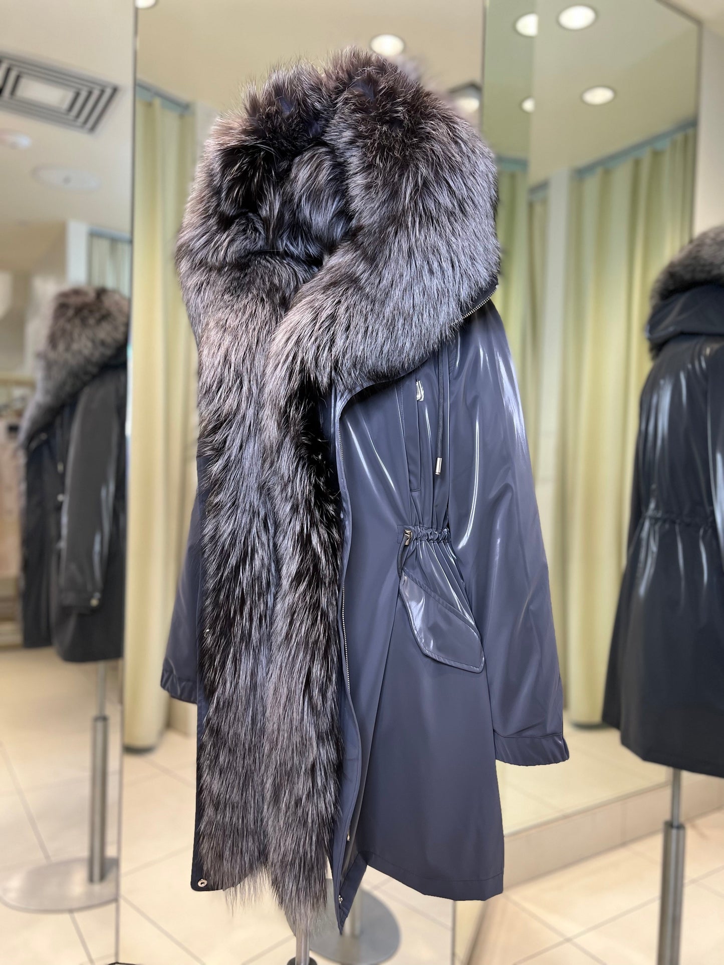 Parka isolée en véritable renard argenté avec capuche entièrement doublée et lapin