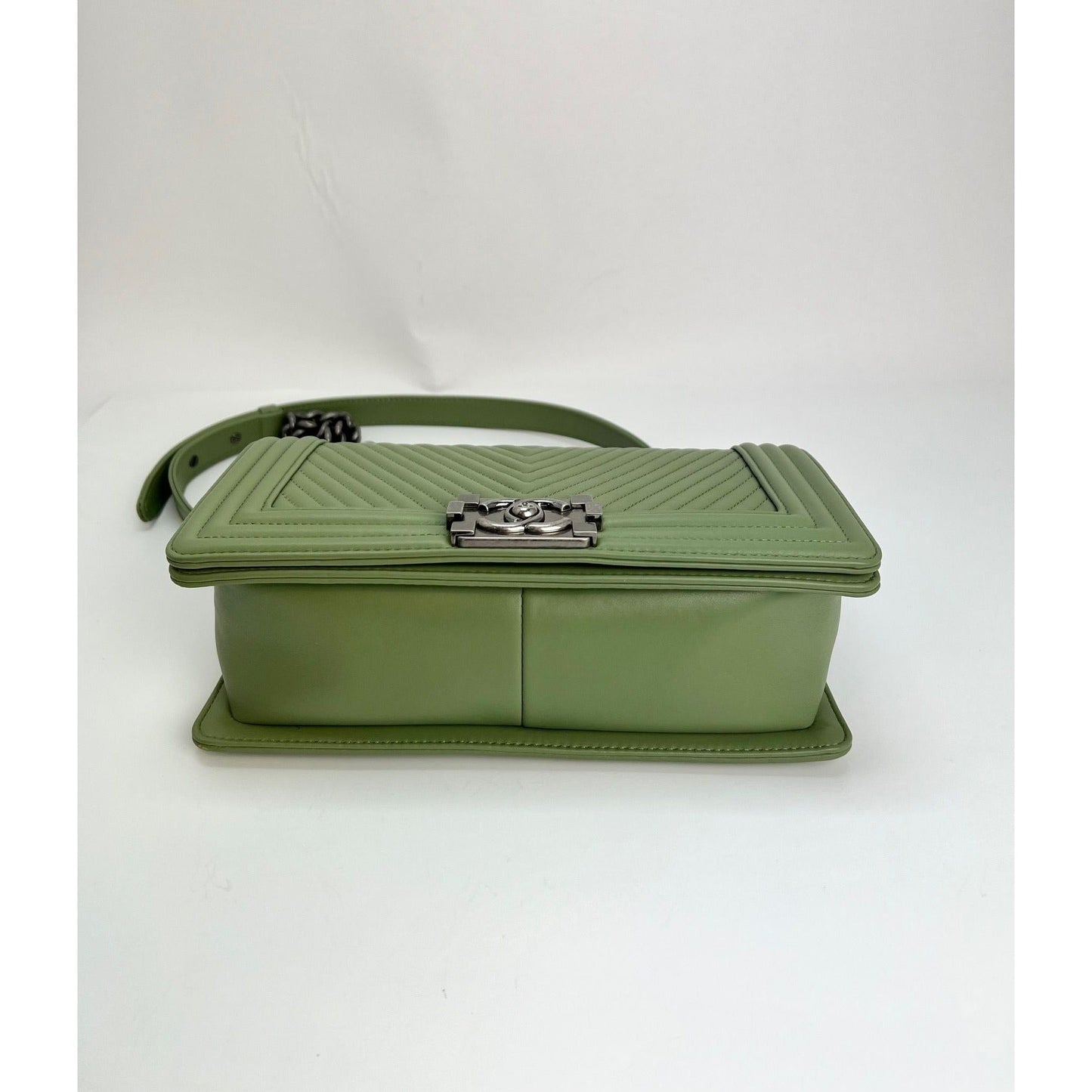 Sac Chanel Boy Flap moyen matelassé en cuir de veau à chevrons vert clair