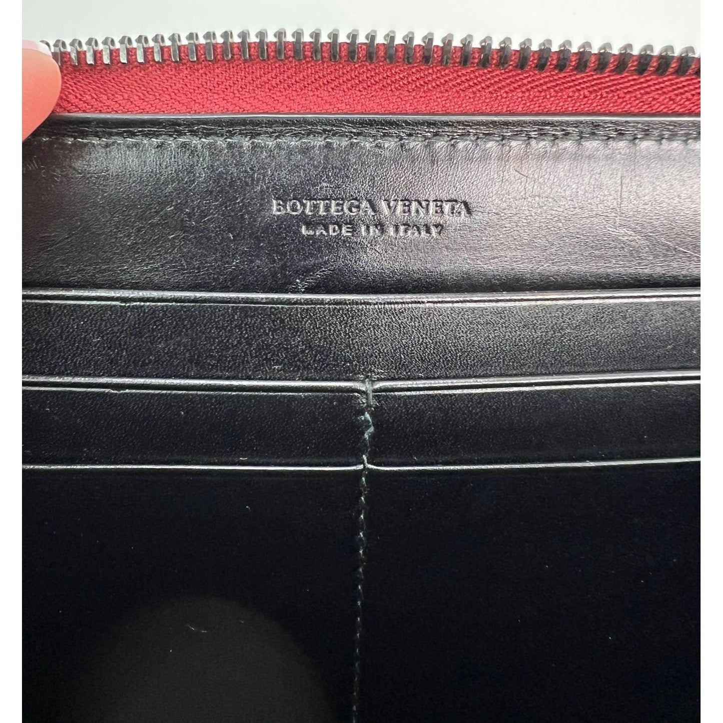 Pochette portefeuille zippée en cuir bordeaux Intrecciato de Bottega Veneta