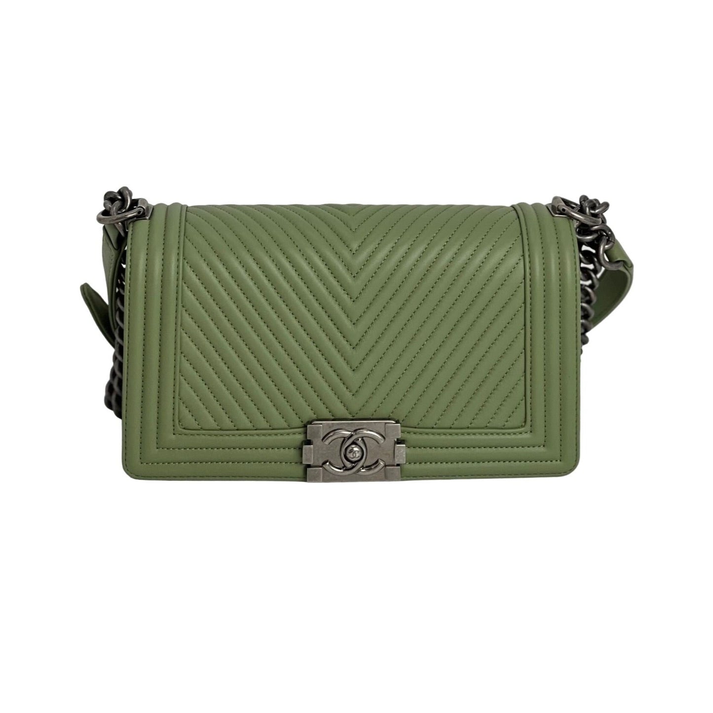 Sac Chanel Boy Flap moyen matelassé en cuir de veau à chevrons vert clair