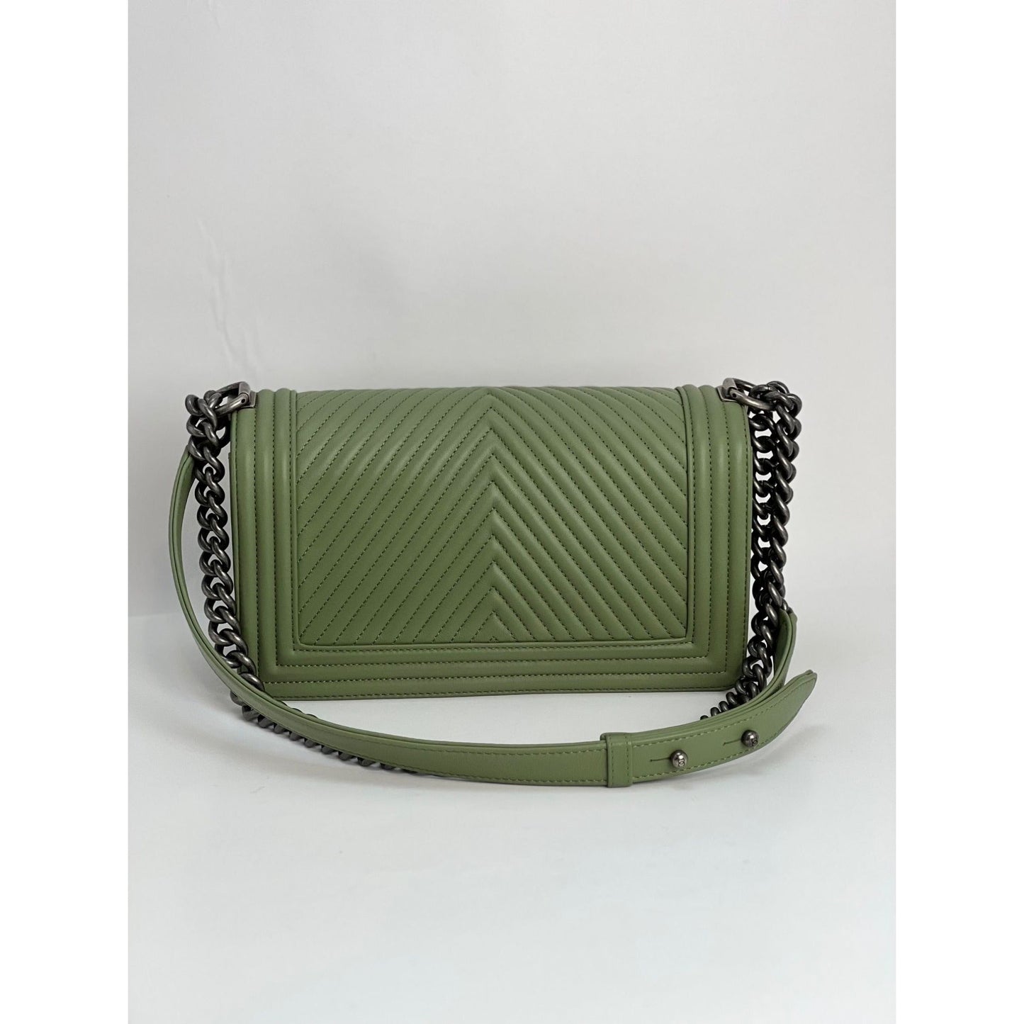Sac Chanel Boy Flap moyen matelassé en cuir de veau à chevrons vert clair