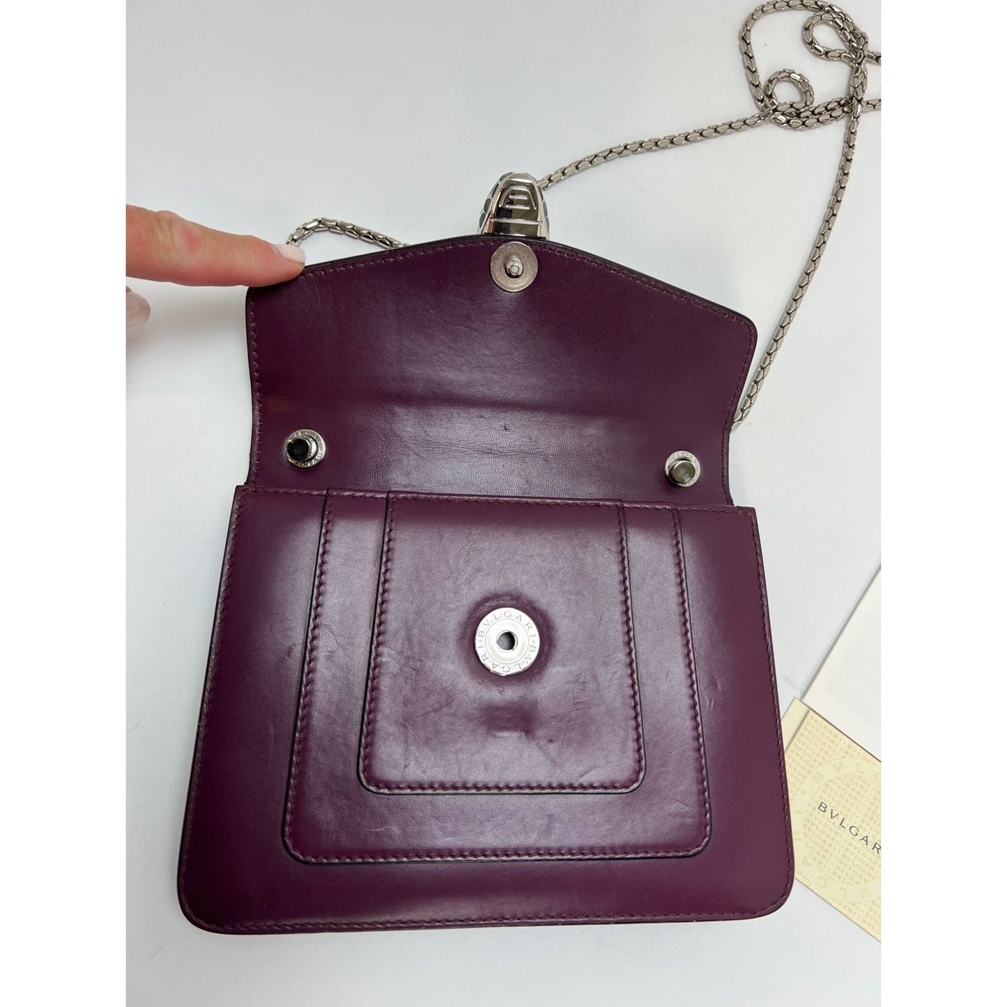 Petit sac bandoulière Bvlgari en cuir de veau Serpenti Forever Snake Prune