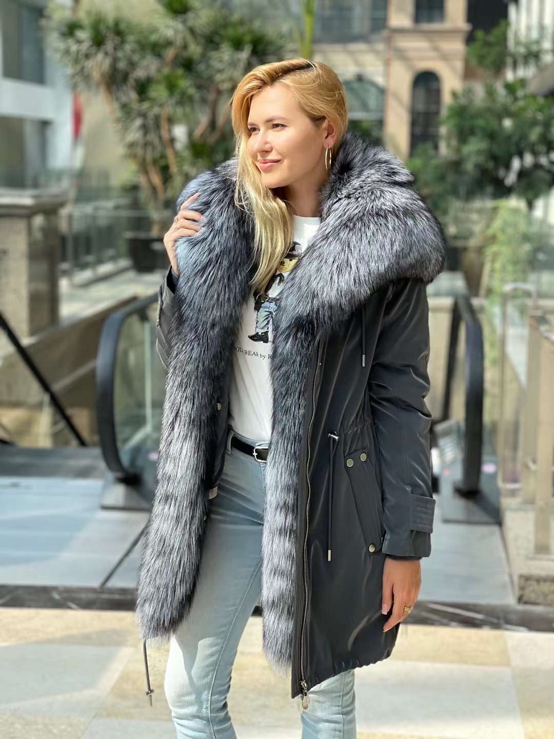 Parka isolée en véritable renard argenté avec capuche entièrement doublée et lapin