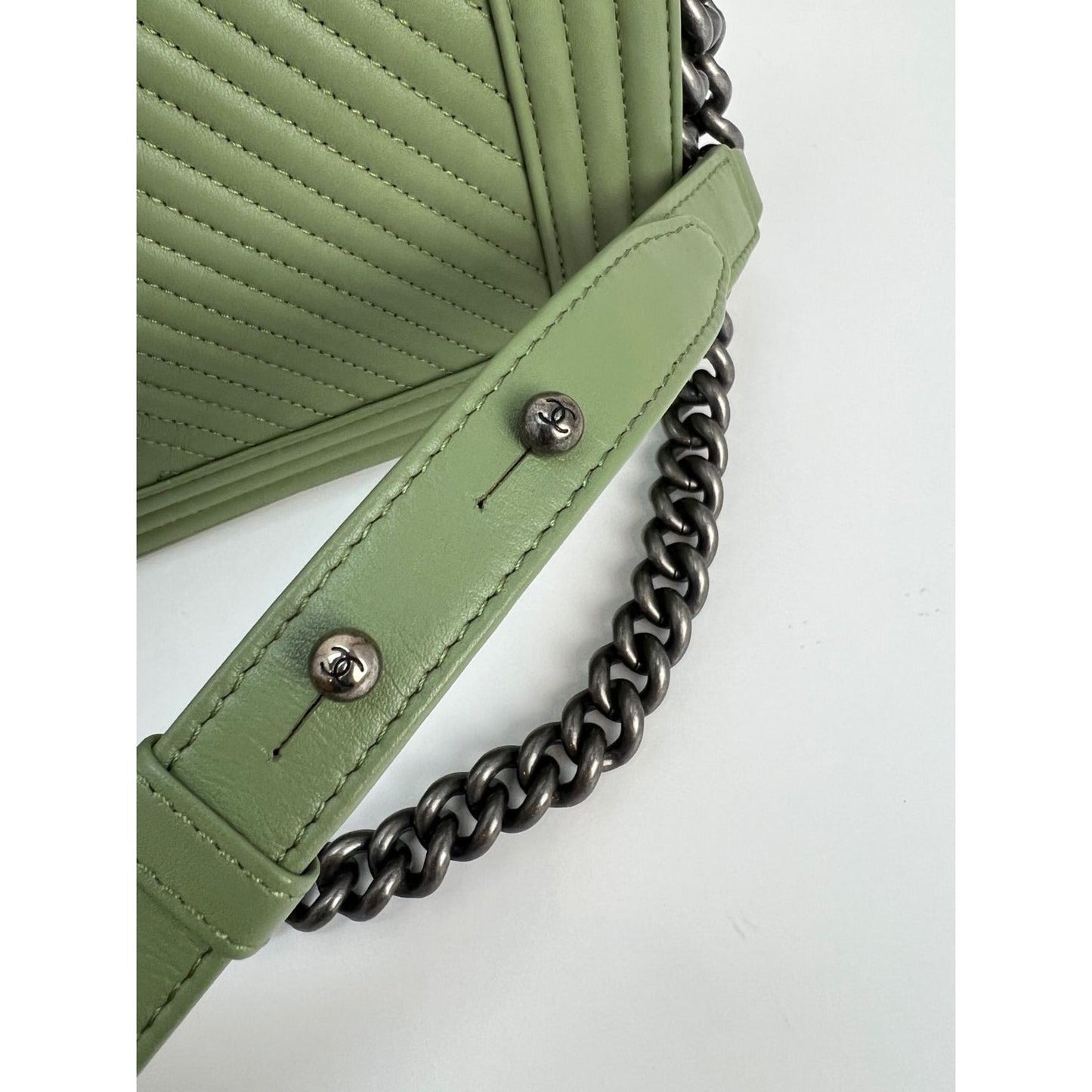Sac Chanel Boy Flap moyen matelassé en cuir de veau à chevrons vert clair