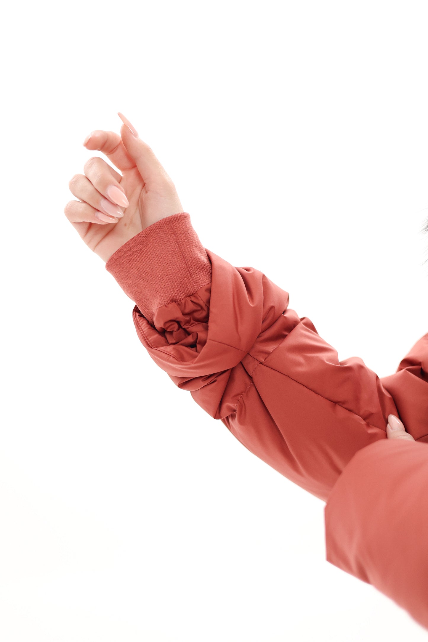 Manteau en duvet avec bordure en fourrure de renard argenté véritable