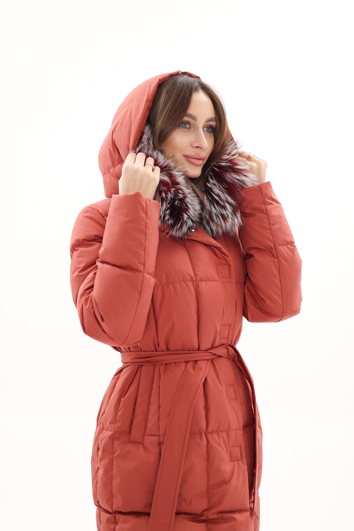 Manteau en duvet avec bordure en fourrure de renard argenté véritable