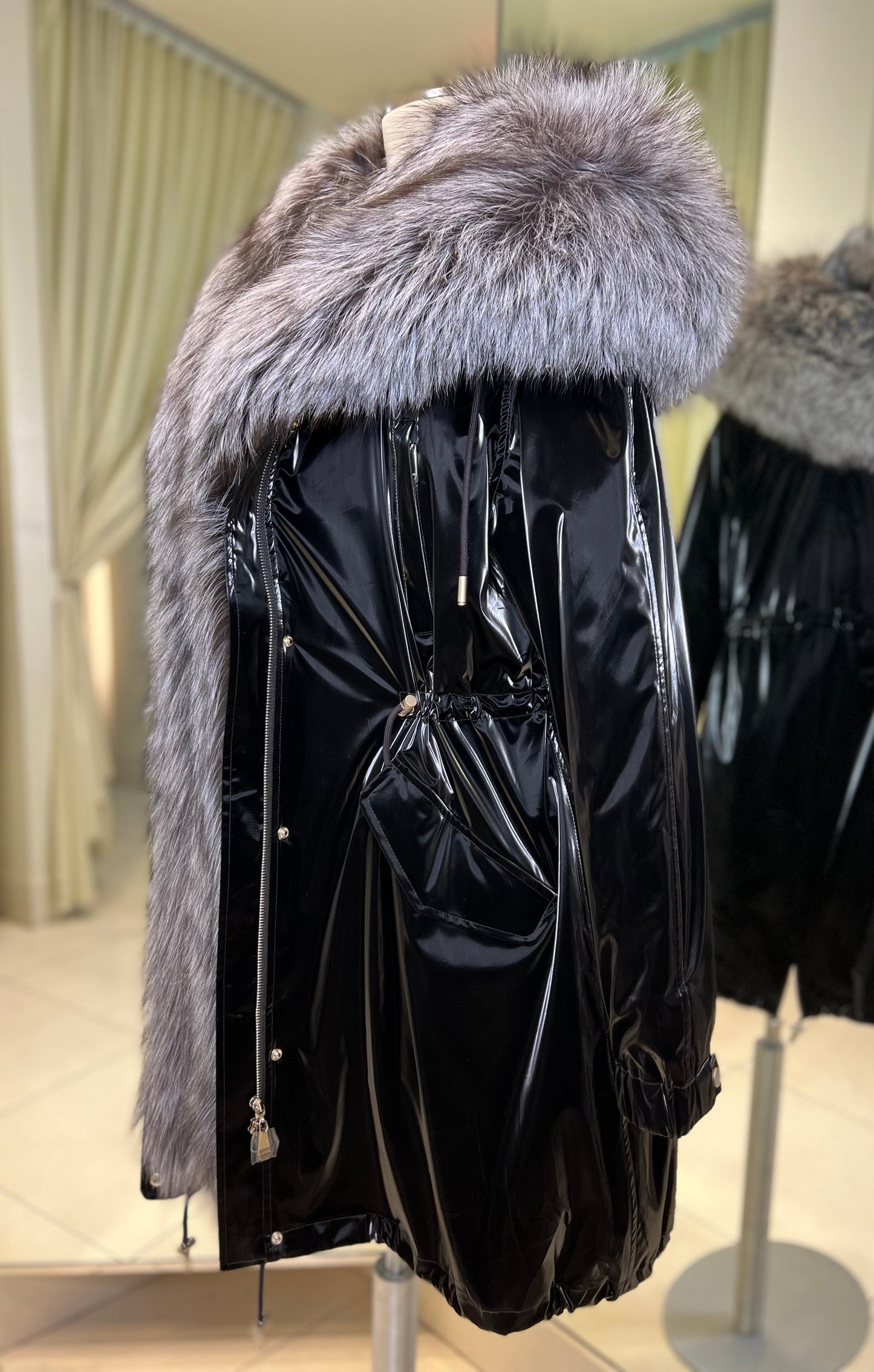 Parka isolée en véritable renard argenté avec capuche entièrement doublée et lapin