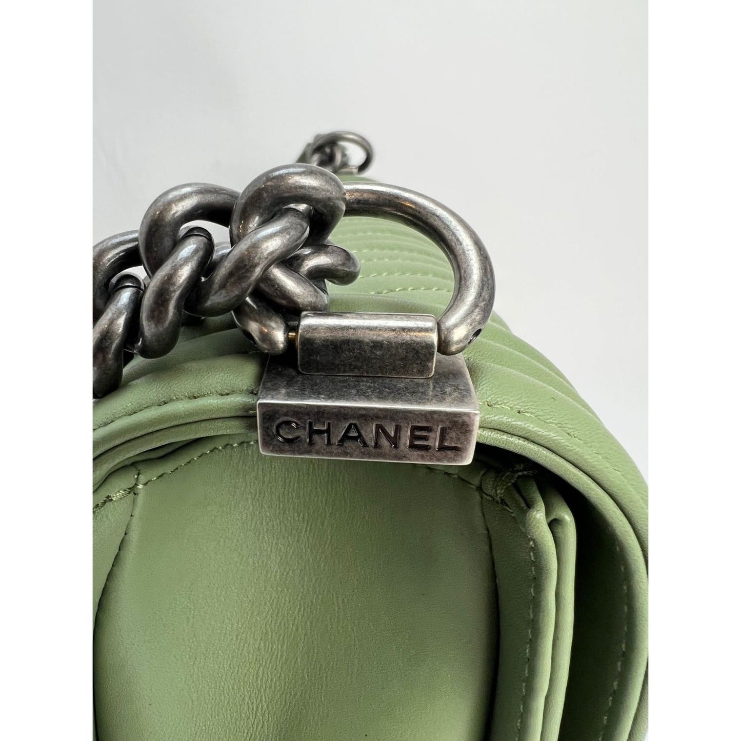 Sac Chanel Boy Flap moyen matelassé en cuir de veau à chevrons vert clair