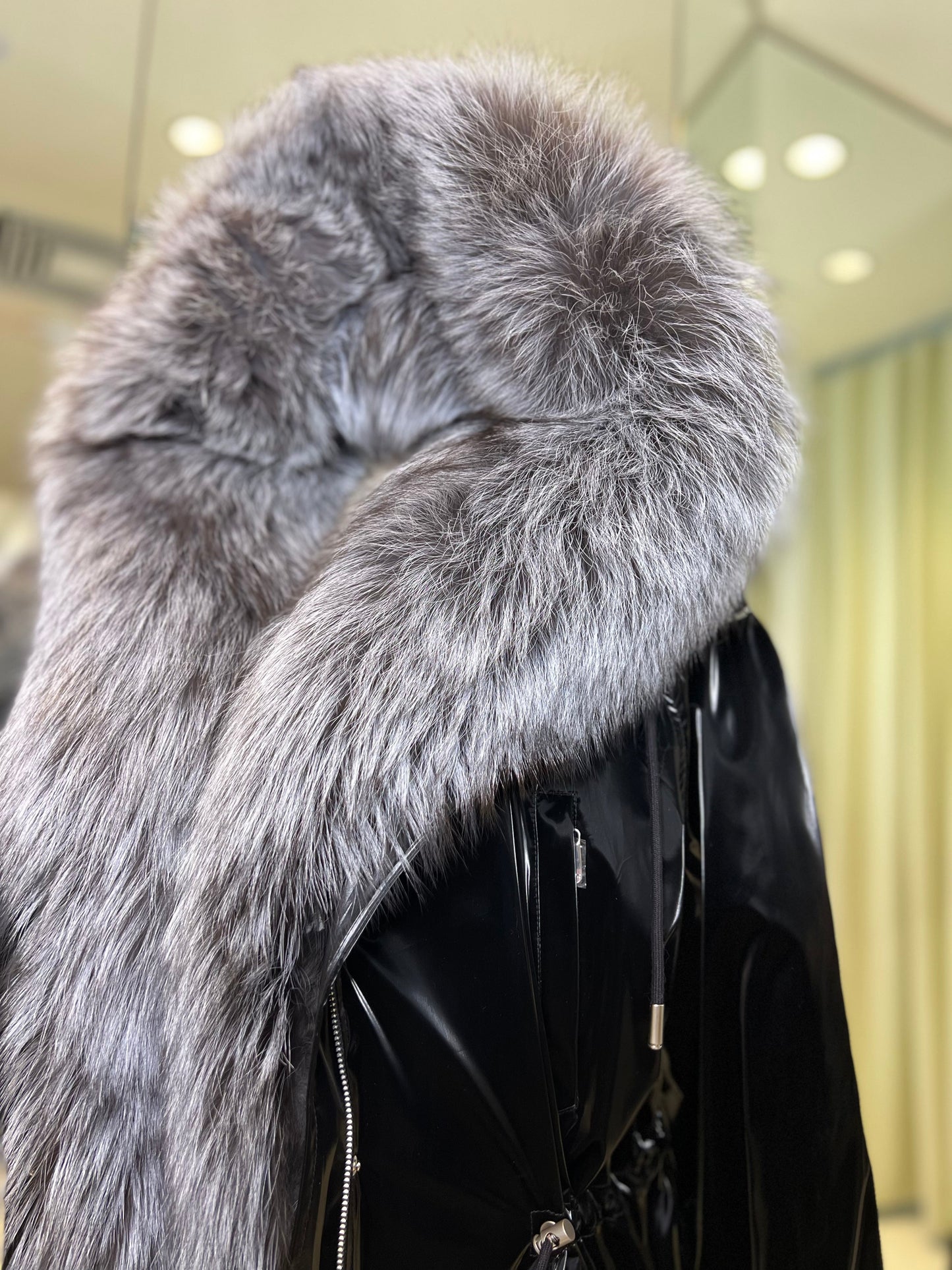Parka isolée en véritable renard argenté avec capuche entièrement doublée et lapin