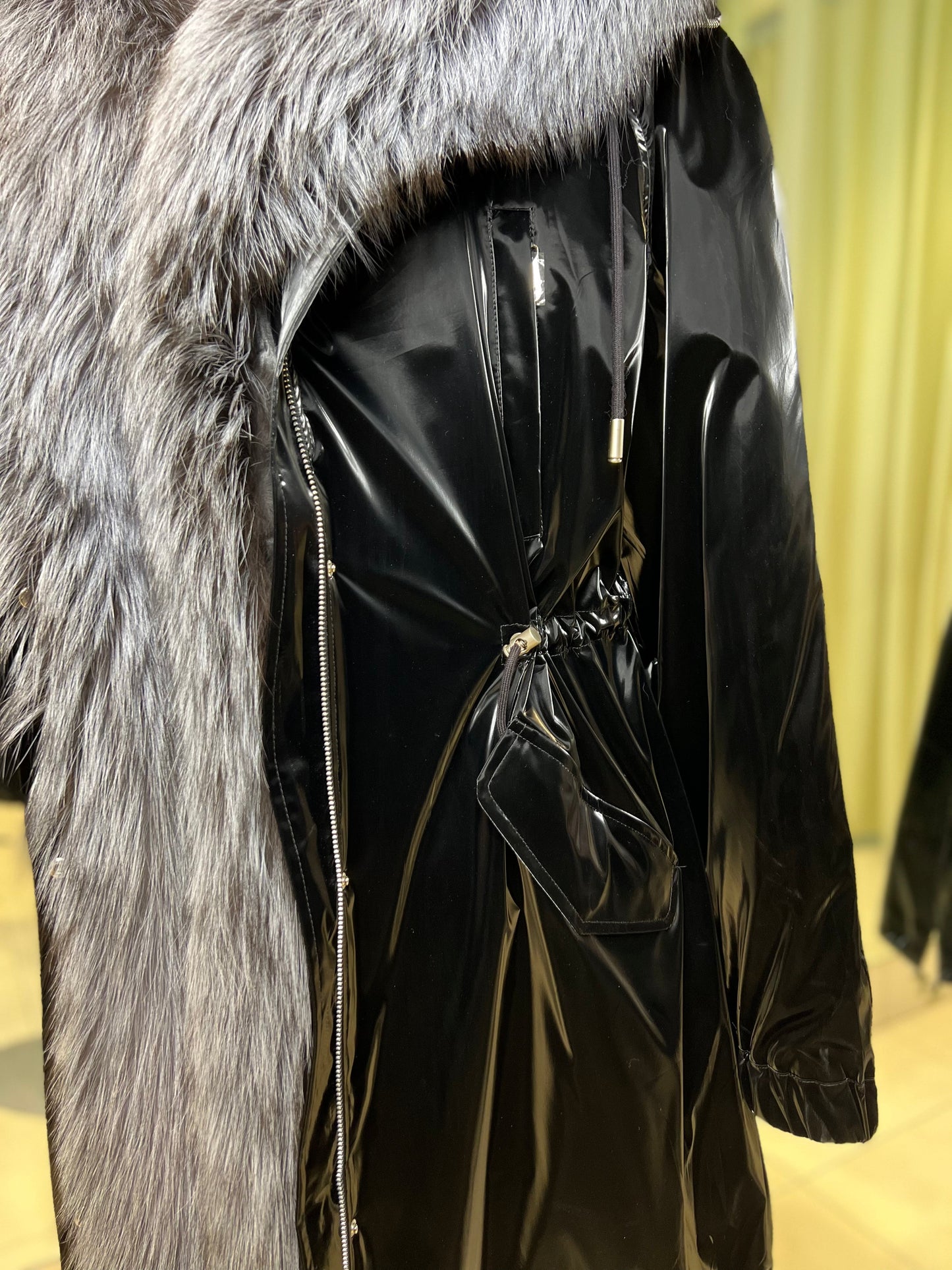 Parka isolée en véritable renard argenté avec capuche entièrement doublée et lapin