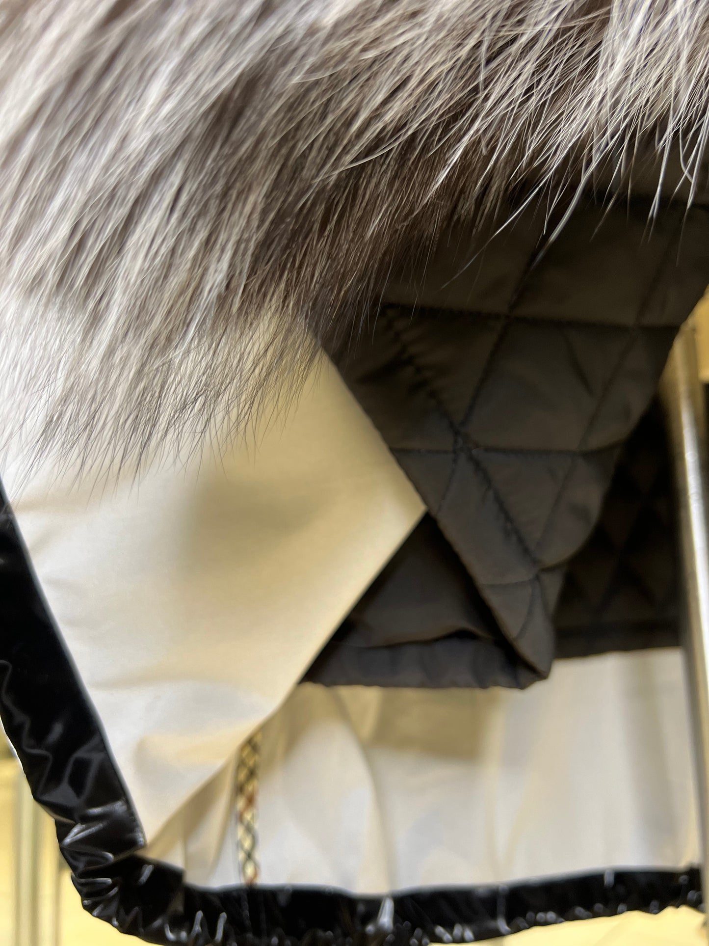 Parka isolée en véritable renard argenté avec capuche entièrement doublée et lapin