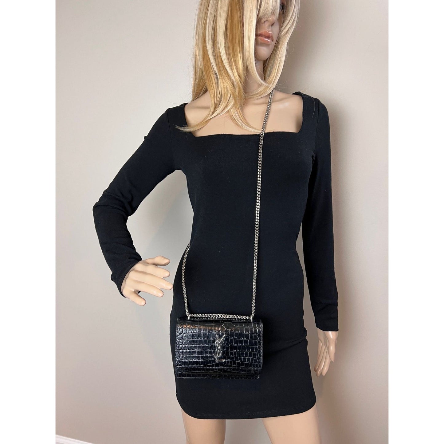 Portefeuille Sunset en cuir noir Saint Laurent sur une chaîne, sac en relief crocodile