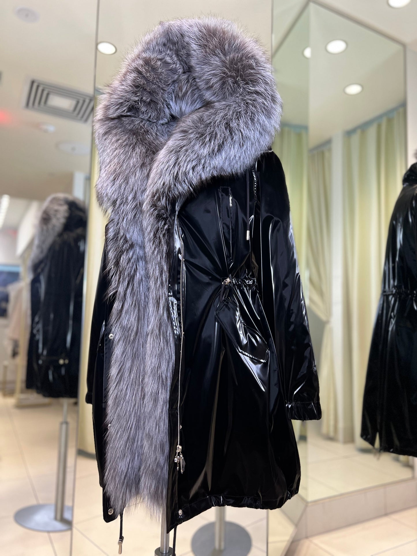 Parka isolée en véritable renard argenté avec capuche entièrement doublée et lapin