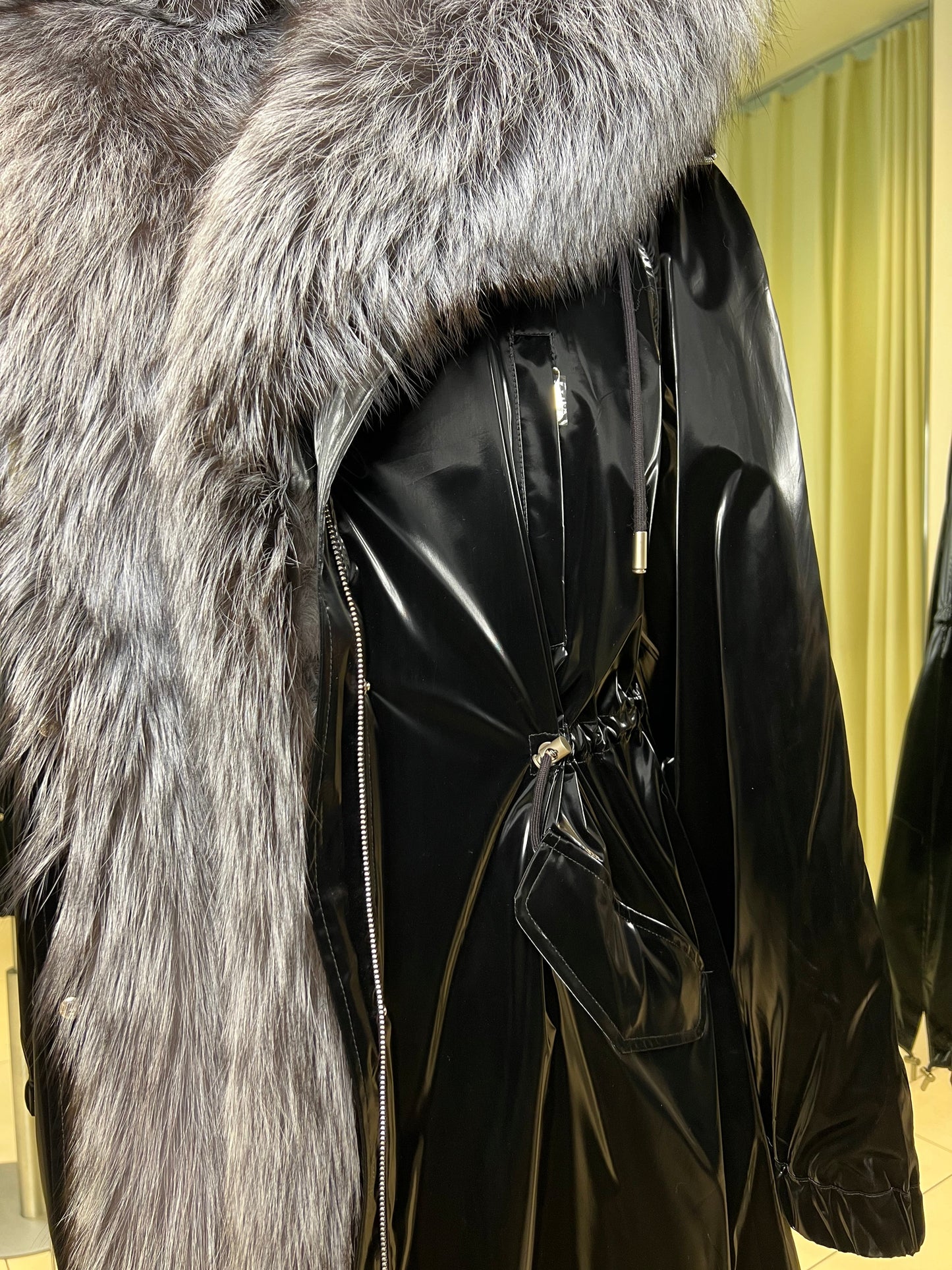 Parka isolée en véritable renard argenté avec capuche entièrement doublée et lapin