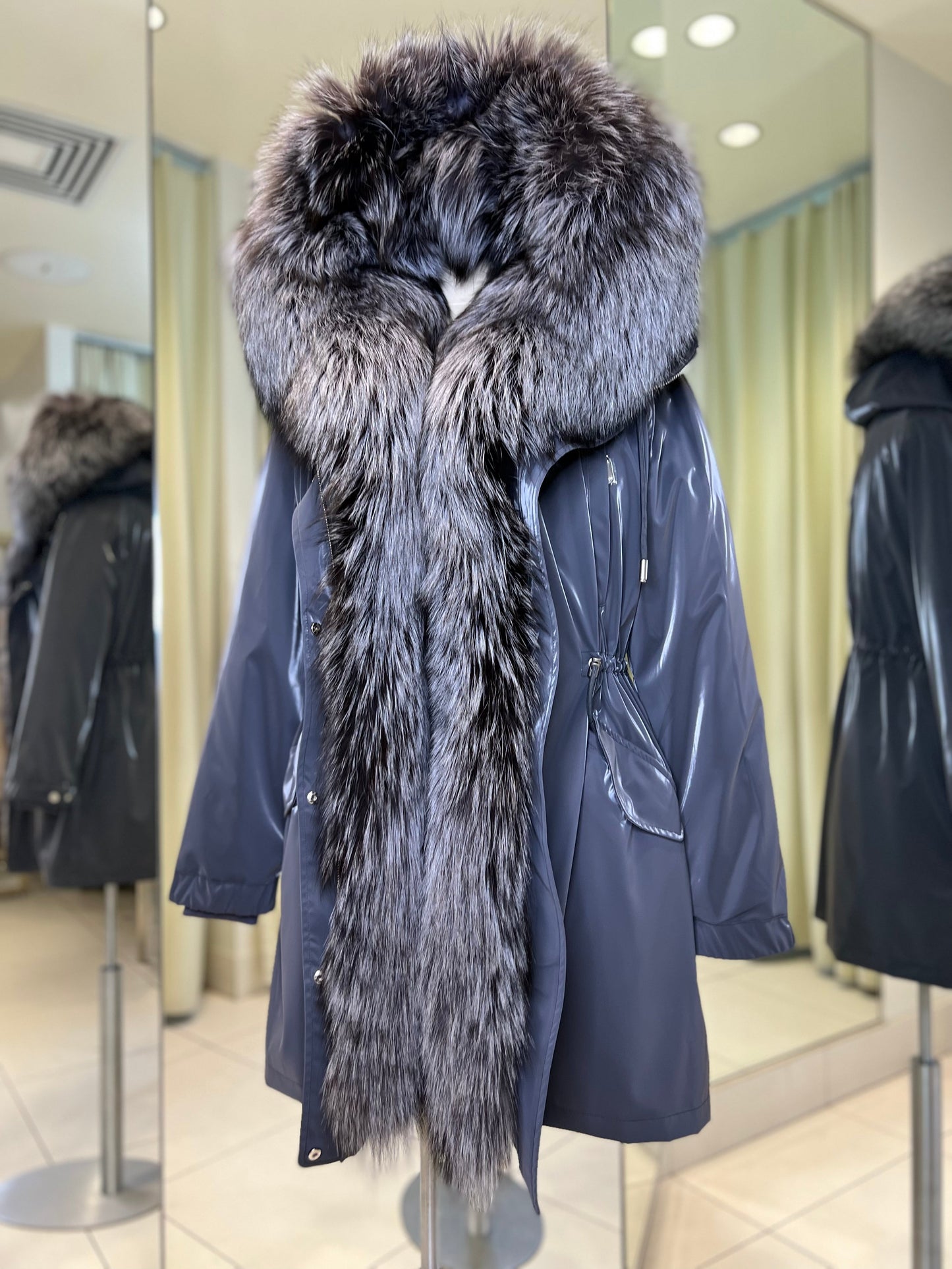 Parka isolée en véritable renard argenté avec capuche entièrement doublée et lapin