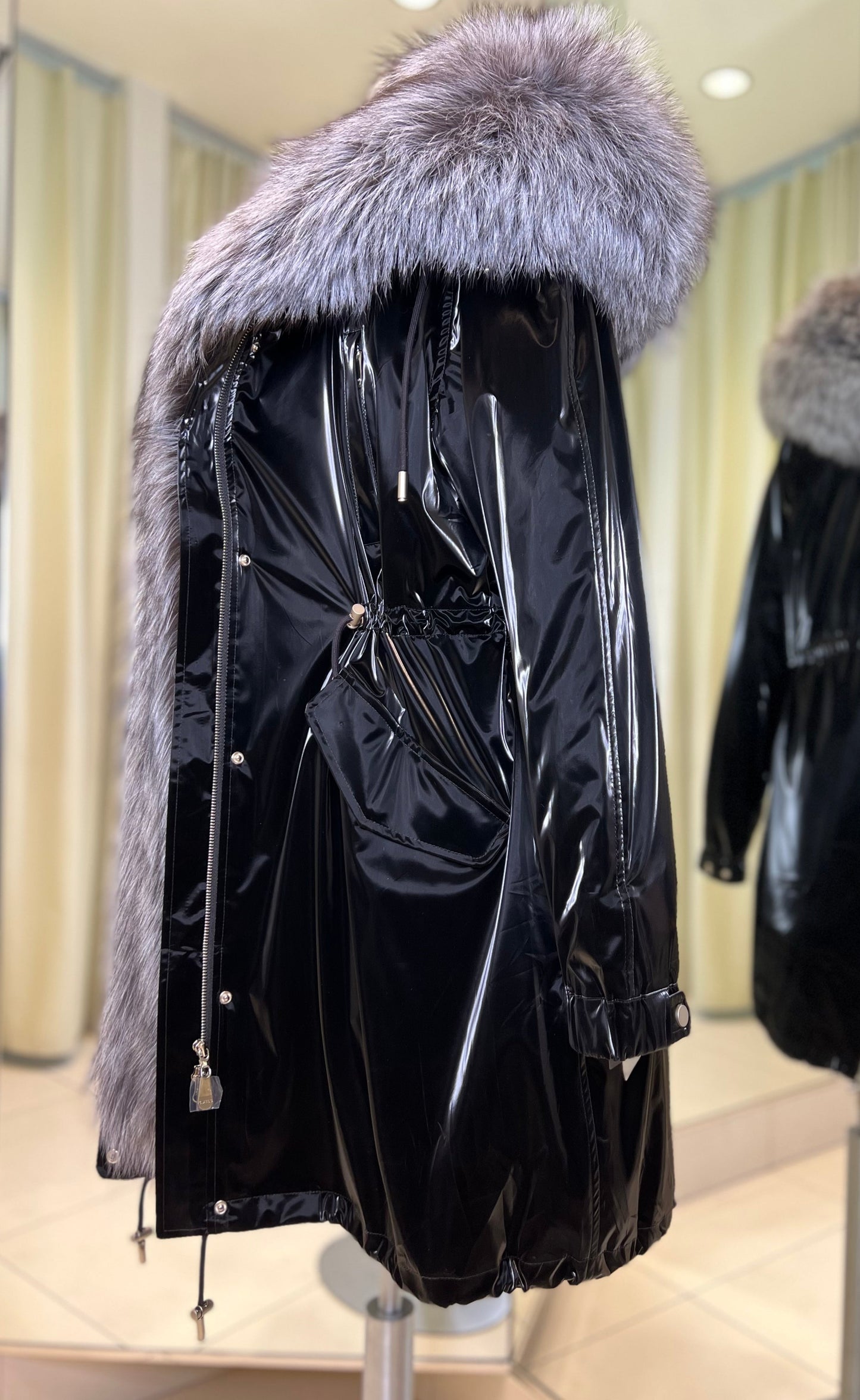 Parka isolée en véritable renard argenté avec capuche entièrement doublée et lapin