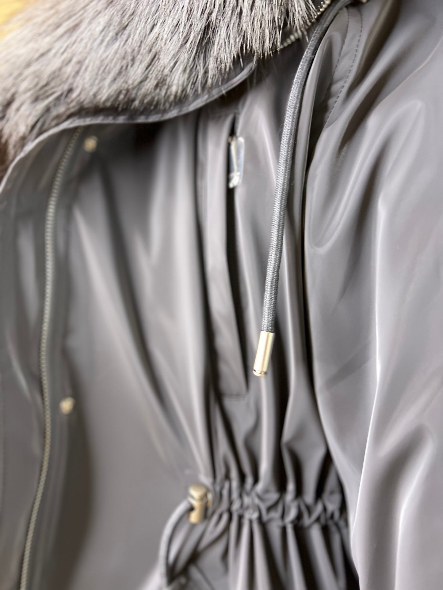 Parka isolée en véritable renard argenté avec capuche entièrement doublée et lapin