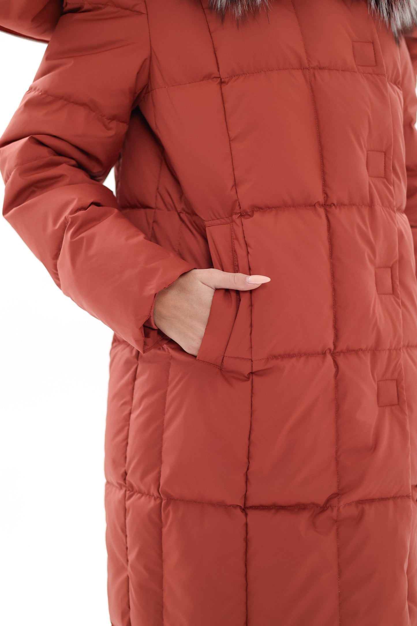 Manteau en duvet avec bordure en fourrure de renard argenté véritable
