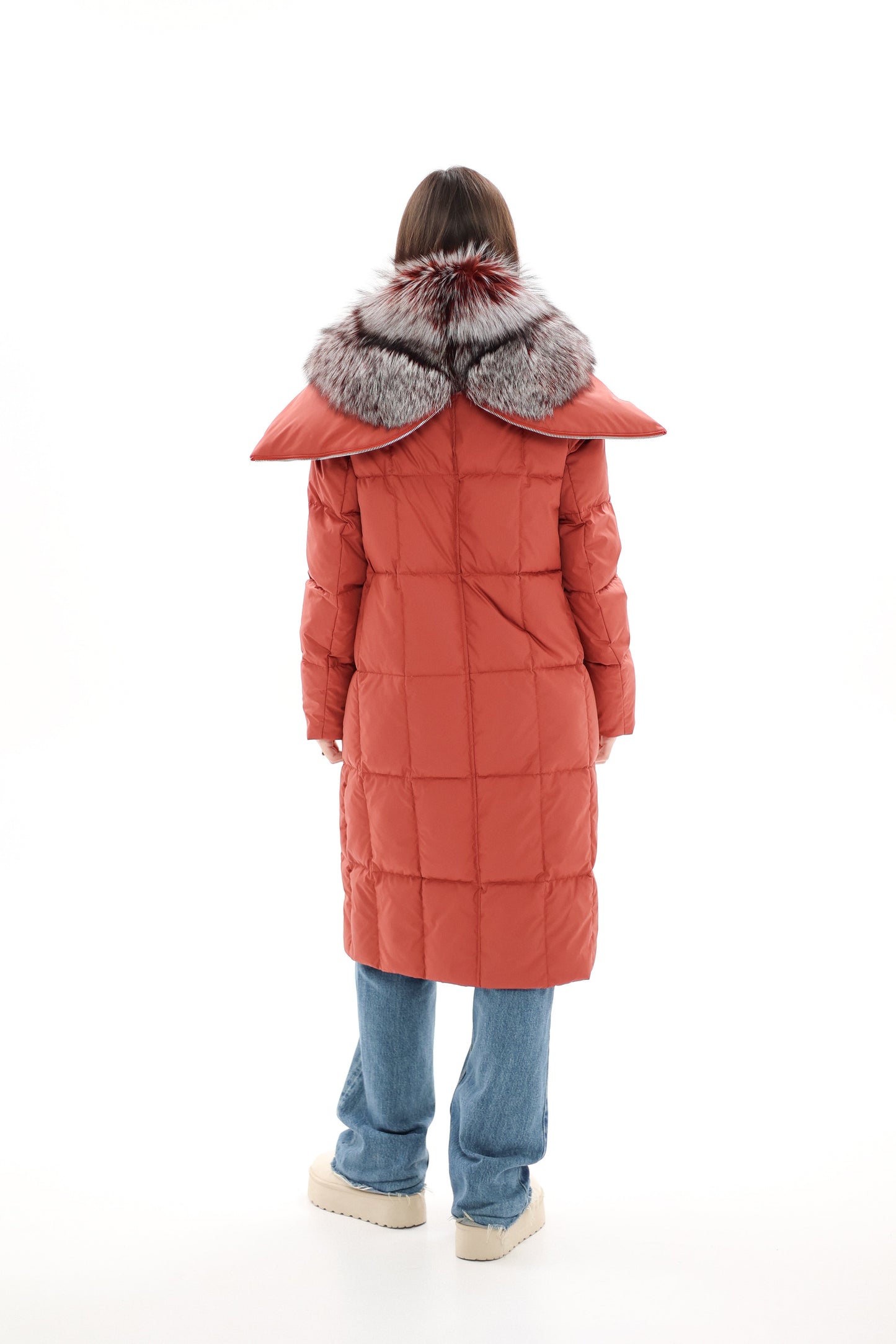 Manteau en duvet avec bordure en fourrure de renard argenté véritable