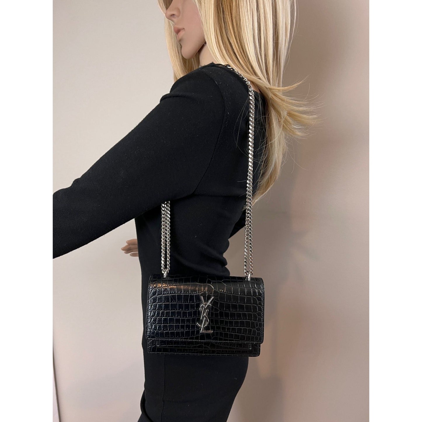 Portefeuille Sunset en cuir noir Saint Laurent sur une chaîne, sac en relief crocodile