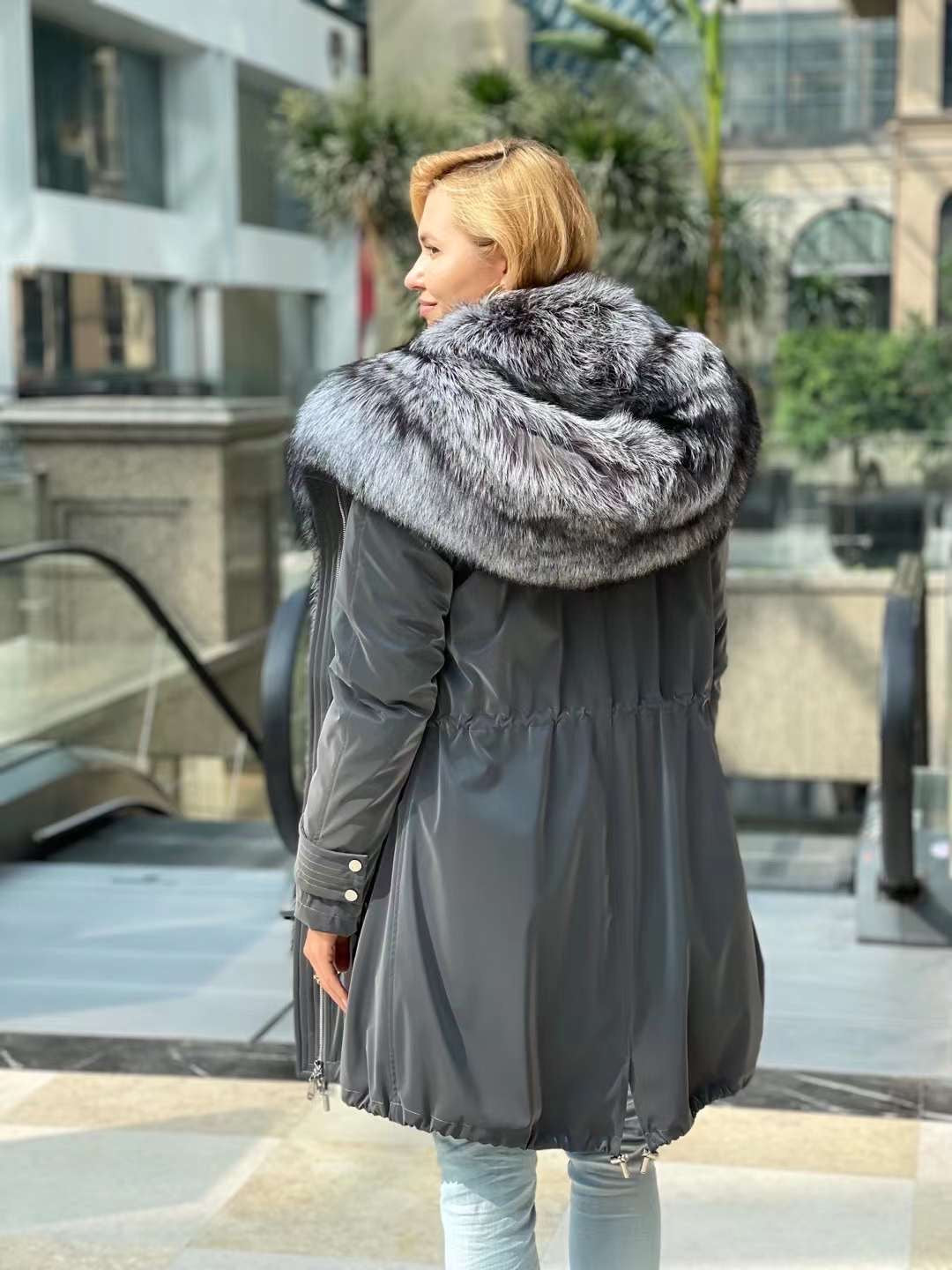Parka isolée en véritable renard argenté avec capuche entièrement doublée et lapin