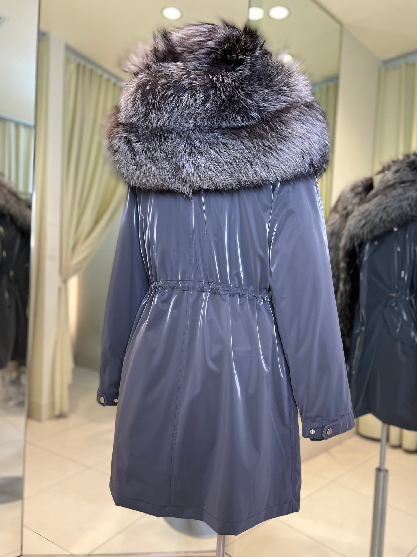 Parka isolée en véritable renard argenté avec capuche entièrement doublée et lapin