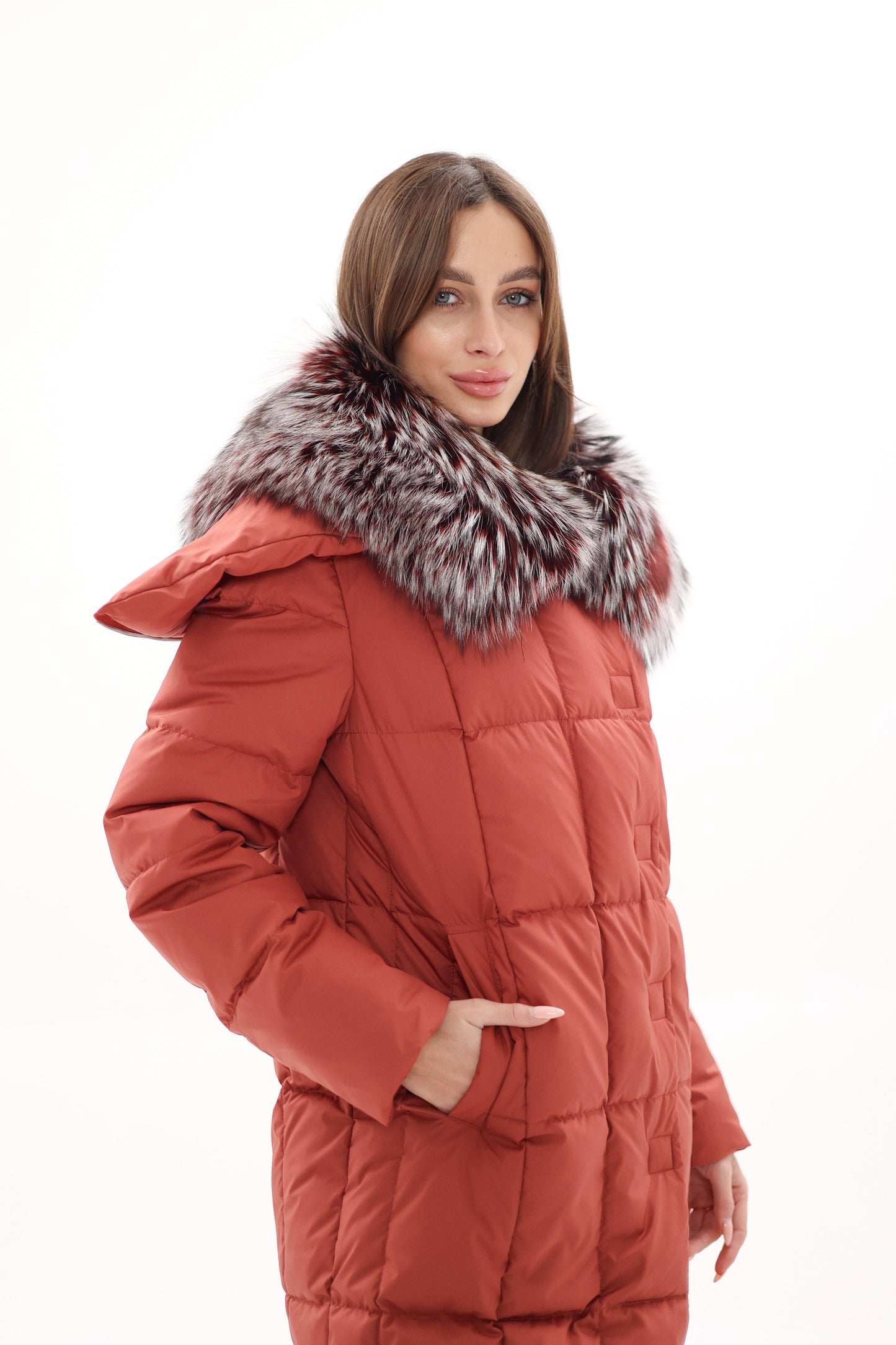 Manteau en duvet avec bordure en fourrure de renard argenté véritable