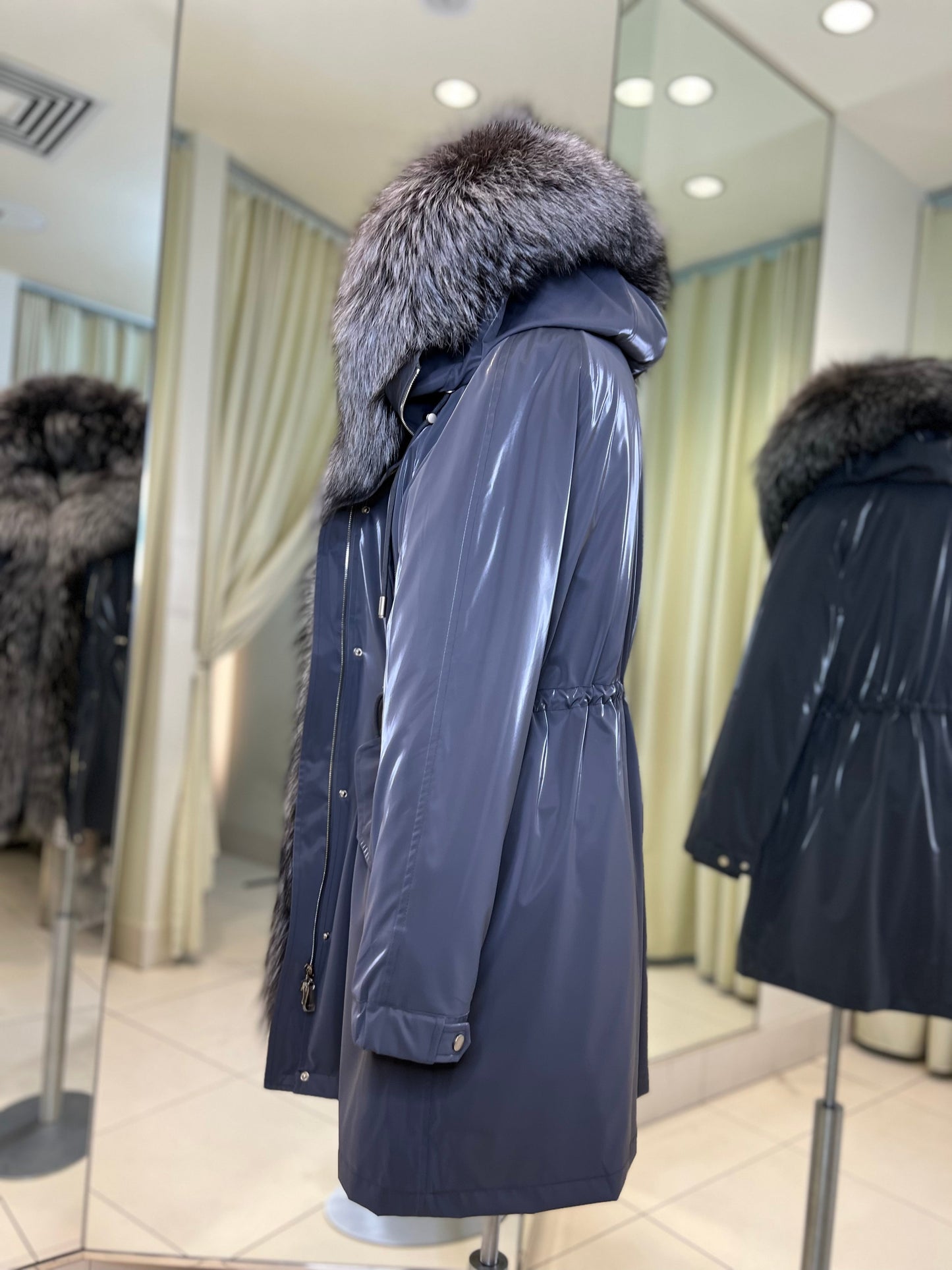 Parka isolée en véritable renard argenté avec capuche entièrement doublée et lapin