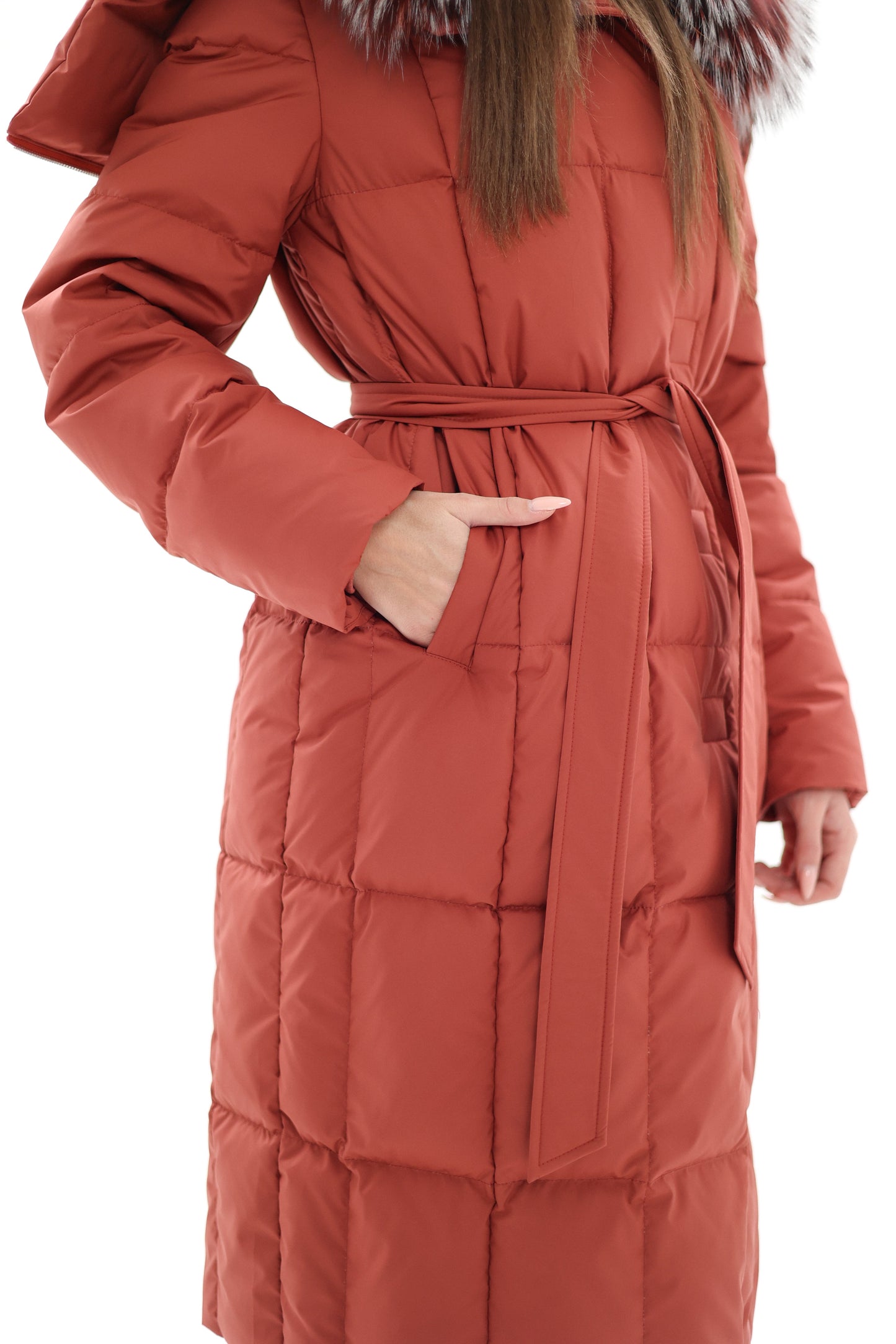 Manteau en duvet avec bordure en fourrure de renard argenté véritable