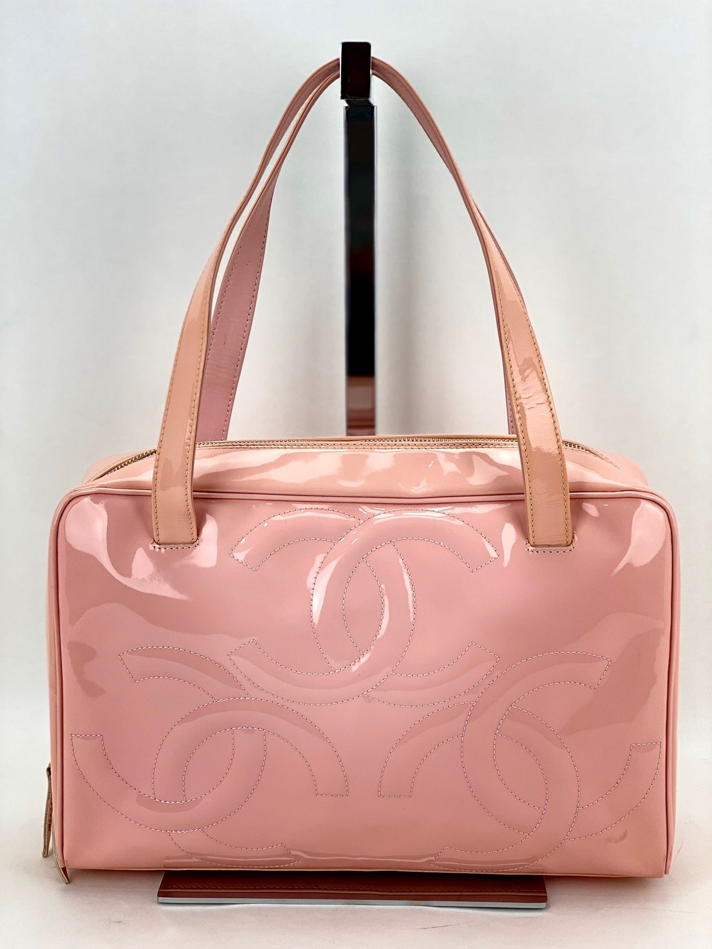 Sac à bandoulière Chanel Triple CC en cuir verni rose de taille moyenne, d'occasion
