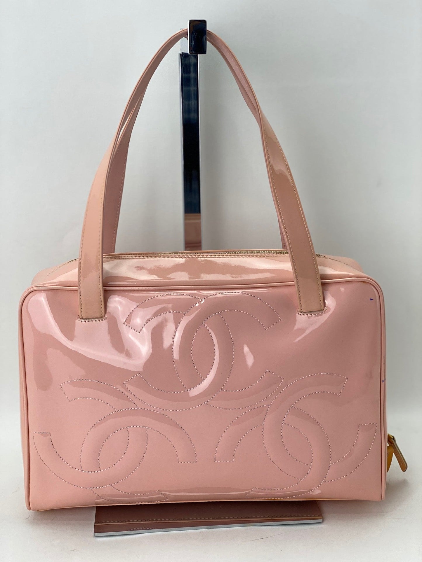 Sac à bandoulière Chanel Triple CC en cuir verni rose de taille moyenne, d'occasion