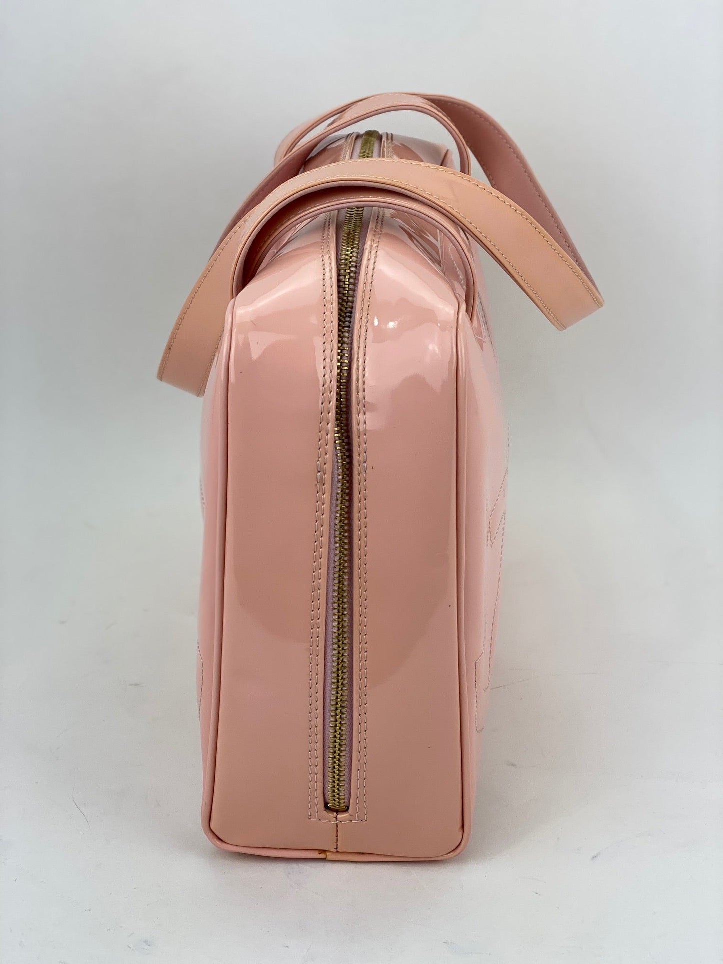 Sac à bandoulière Chanel Triple CC en cuir verni rose de taille moyenne, d'occasion