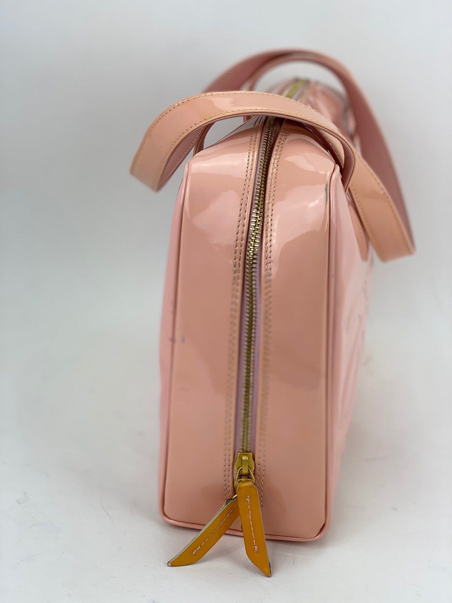Sac à bandoulière Chanel Triple CC en cuir verni rose de taille moyenne, d'occasion