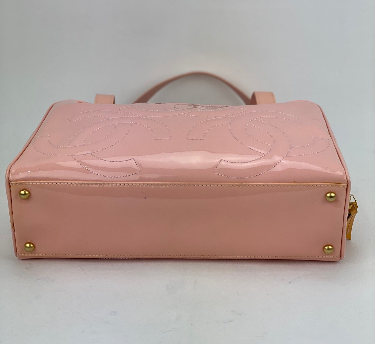 Sac à bandoulière Chanel Triple CC en cuir verni rose de taille moyenne, d'occasion